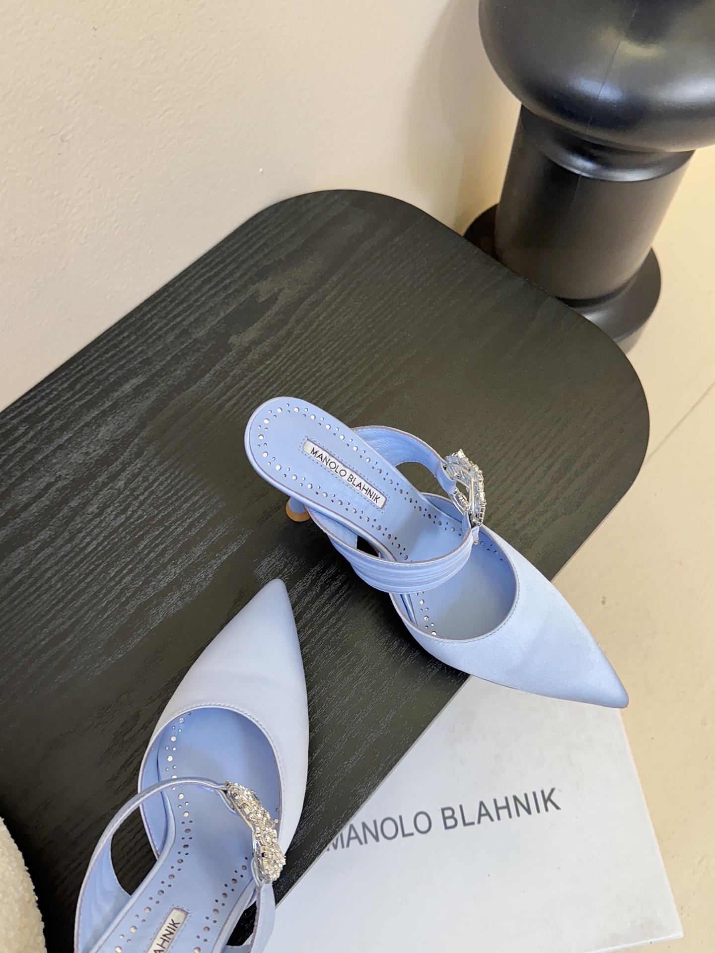 Manolo Blahnlk【MB】💯针对夏天尖头凉拖MB一直是每个女生梦寐以求的美鞋 。奥斯卡指定专用