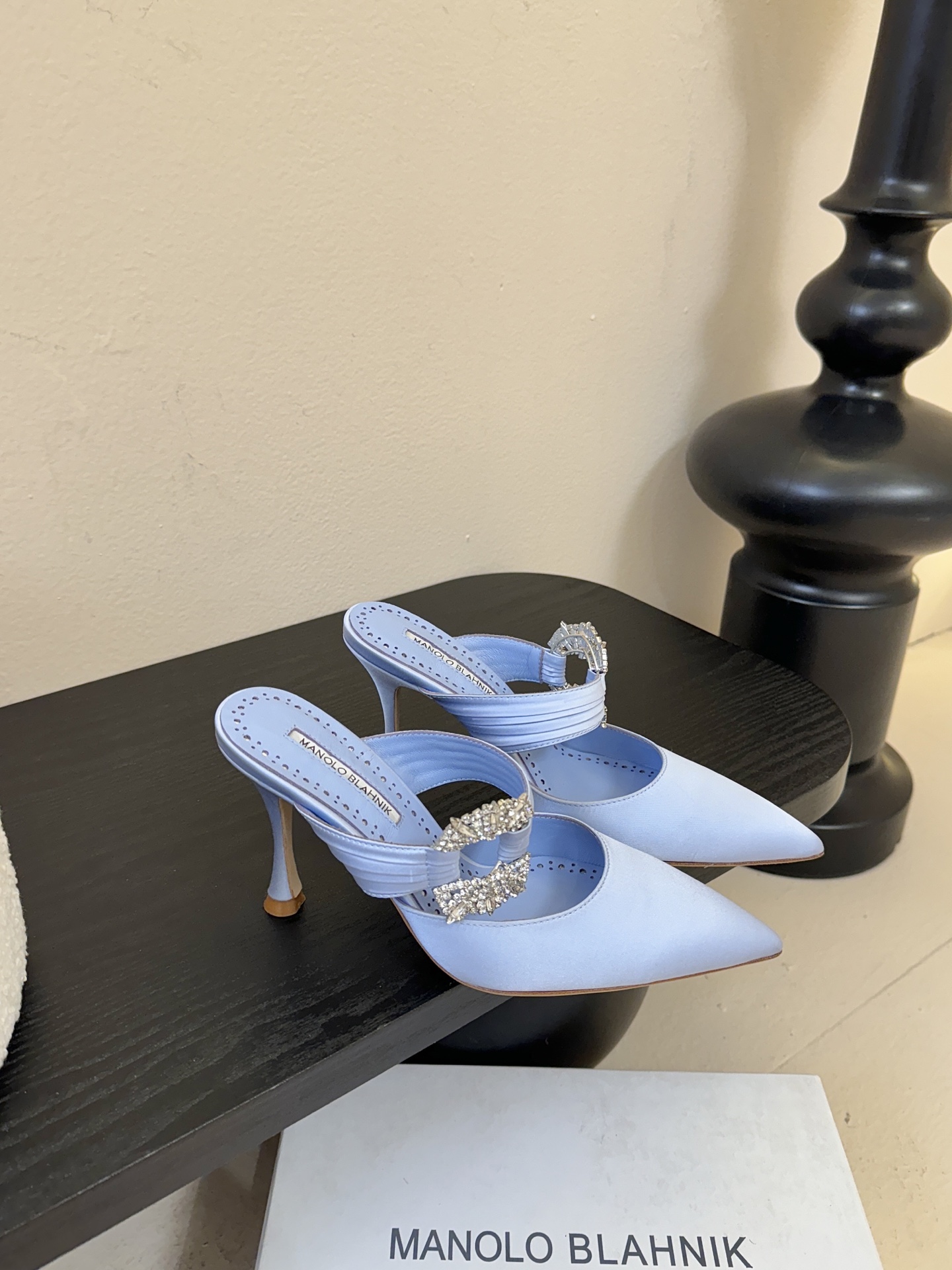 Manolo Blahnlk【MB】💯针对夏天尖头凉拖MB一直是每个女生梦寐以求的美鞋 。奥斯卡指定专用