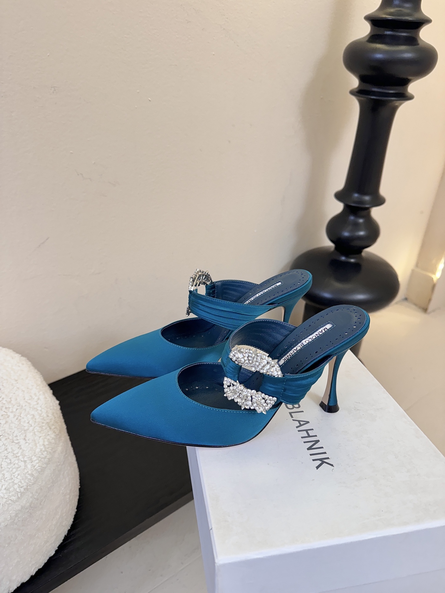 Manolo Blahnlk【MB】💯针对夏天尖头凉拖MB一直是每个女生梦寐以求的美鞋 。奥斯卡指定专用