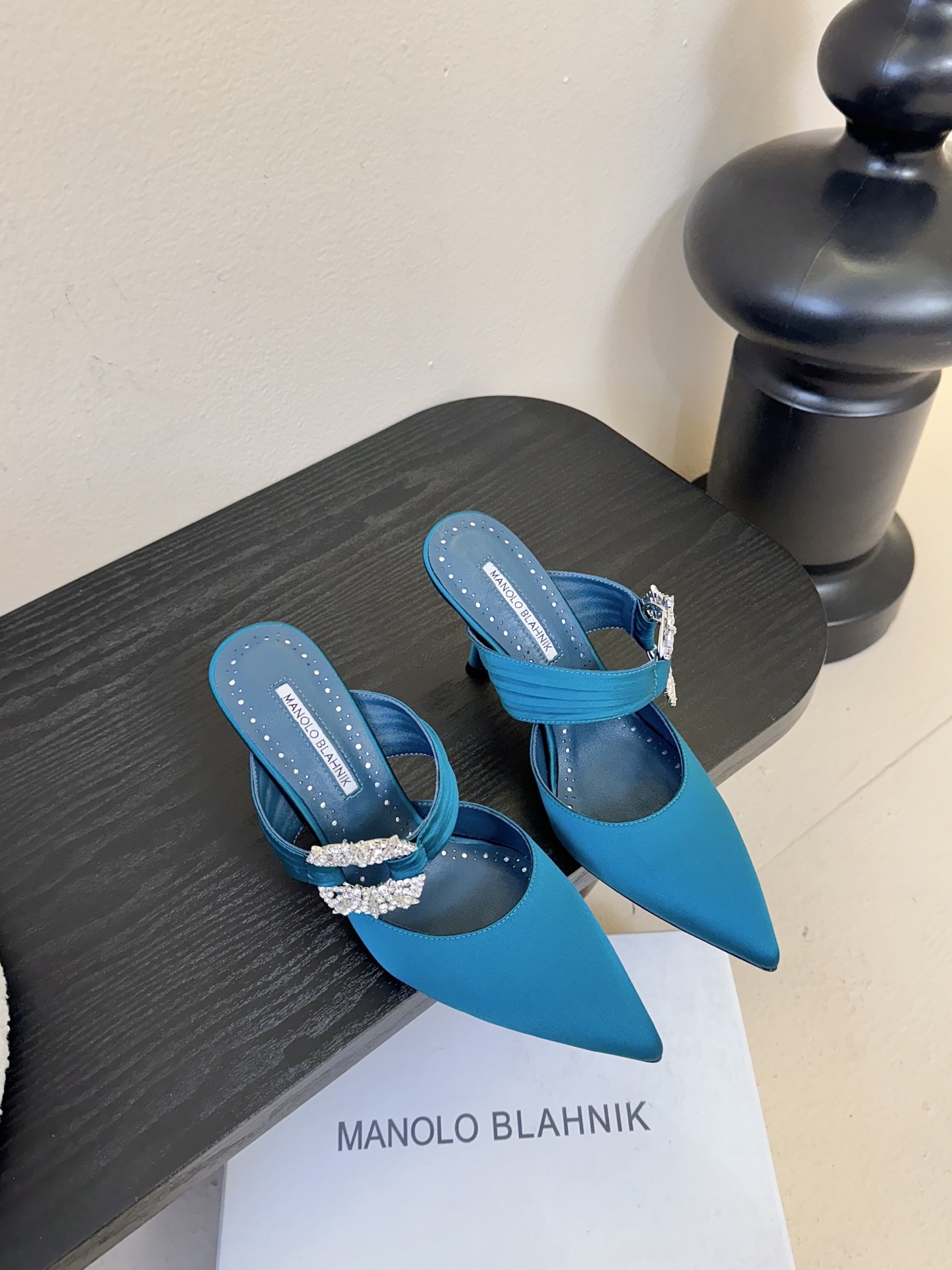 Manolo Blahnlk【MB】💯针对夏天尖头凉拖MB一直是每个女生梦寐以求的美鞋 。奥斯卡指定专用