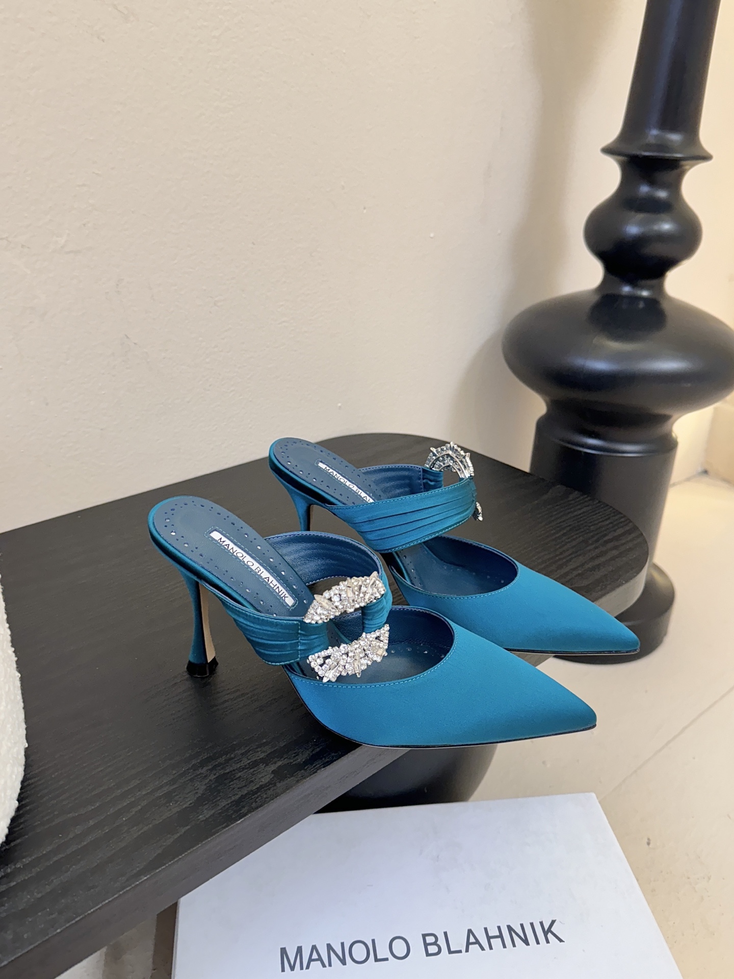 Manolo Blahnlk【MB】💯针对夏天尖头凉拖MB一直是每个女生梦寐以求的美鞋 。奥斯卡指定专用