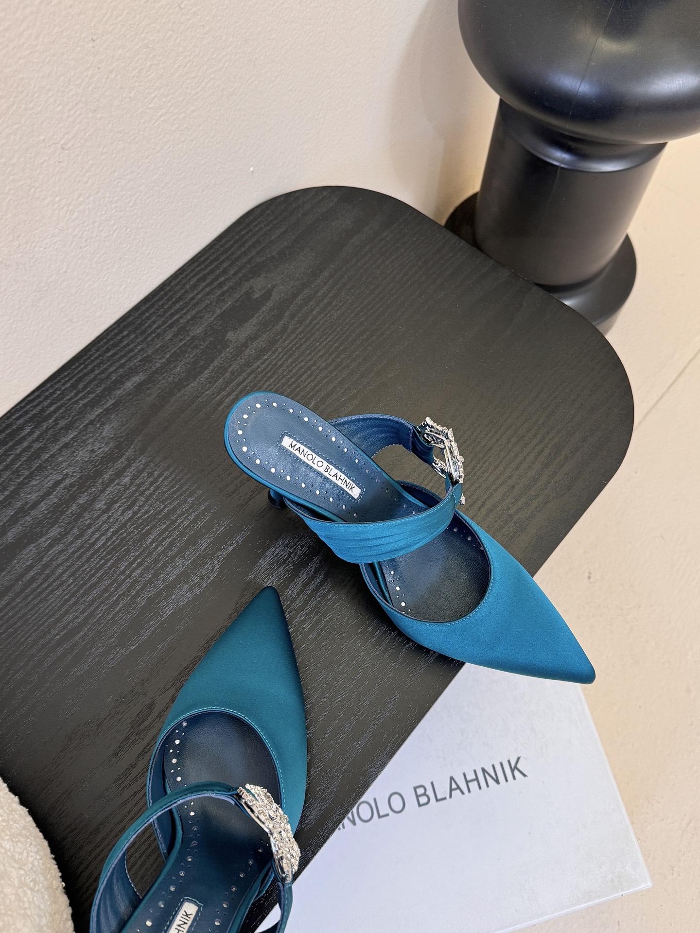 Manolo Blahnlk【MB】💯针对夏天尖头凉拖MB一直是每个女生梦寐以求的美鞋 。奥斯卡指定专用