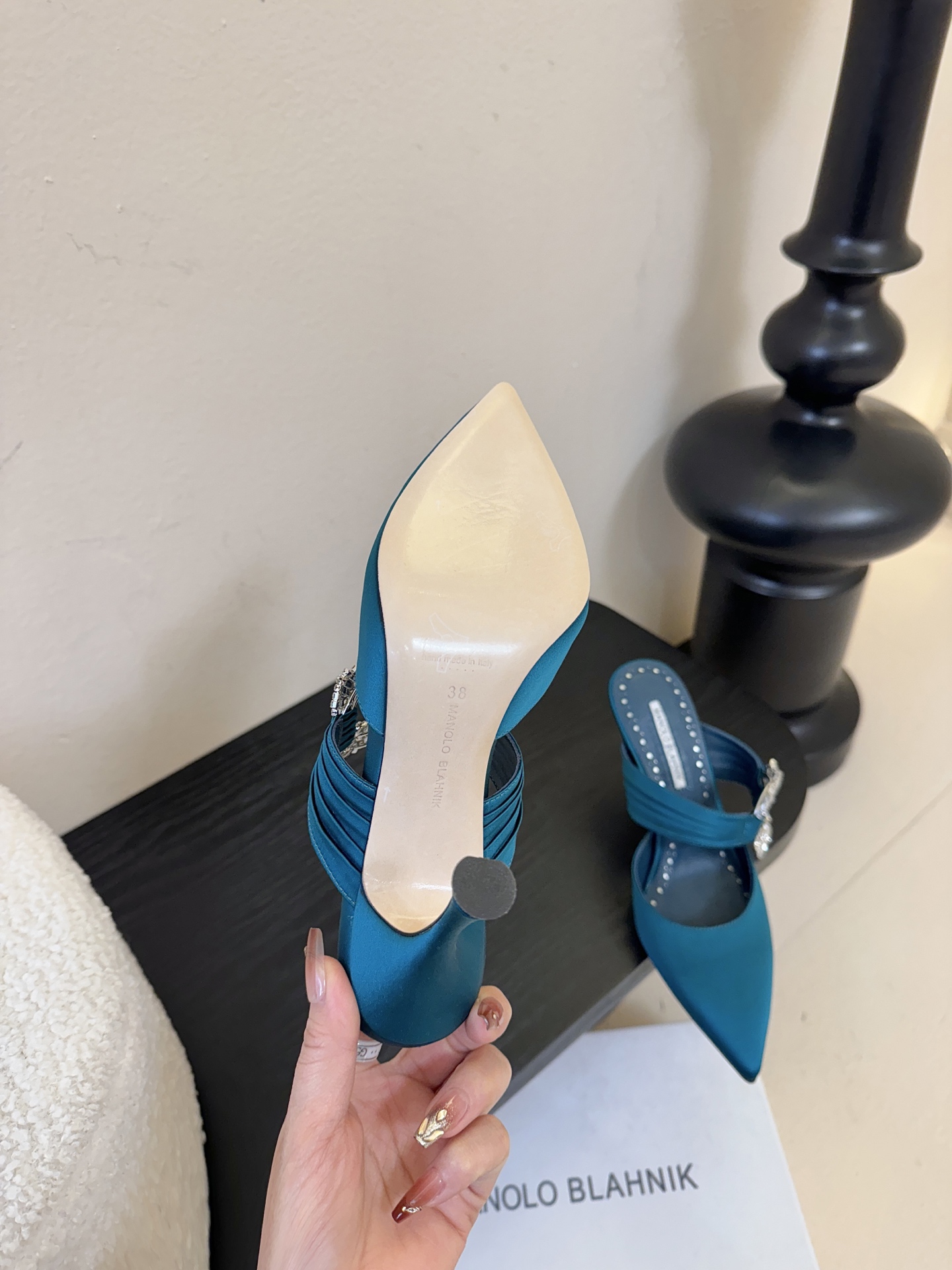 Manolo Blahnlk【MB】💯针对夏天尖头凉拖MB一直是每个女生梦寐以求的美鞋 。奥斯卡指定专用