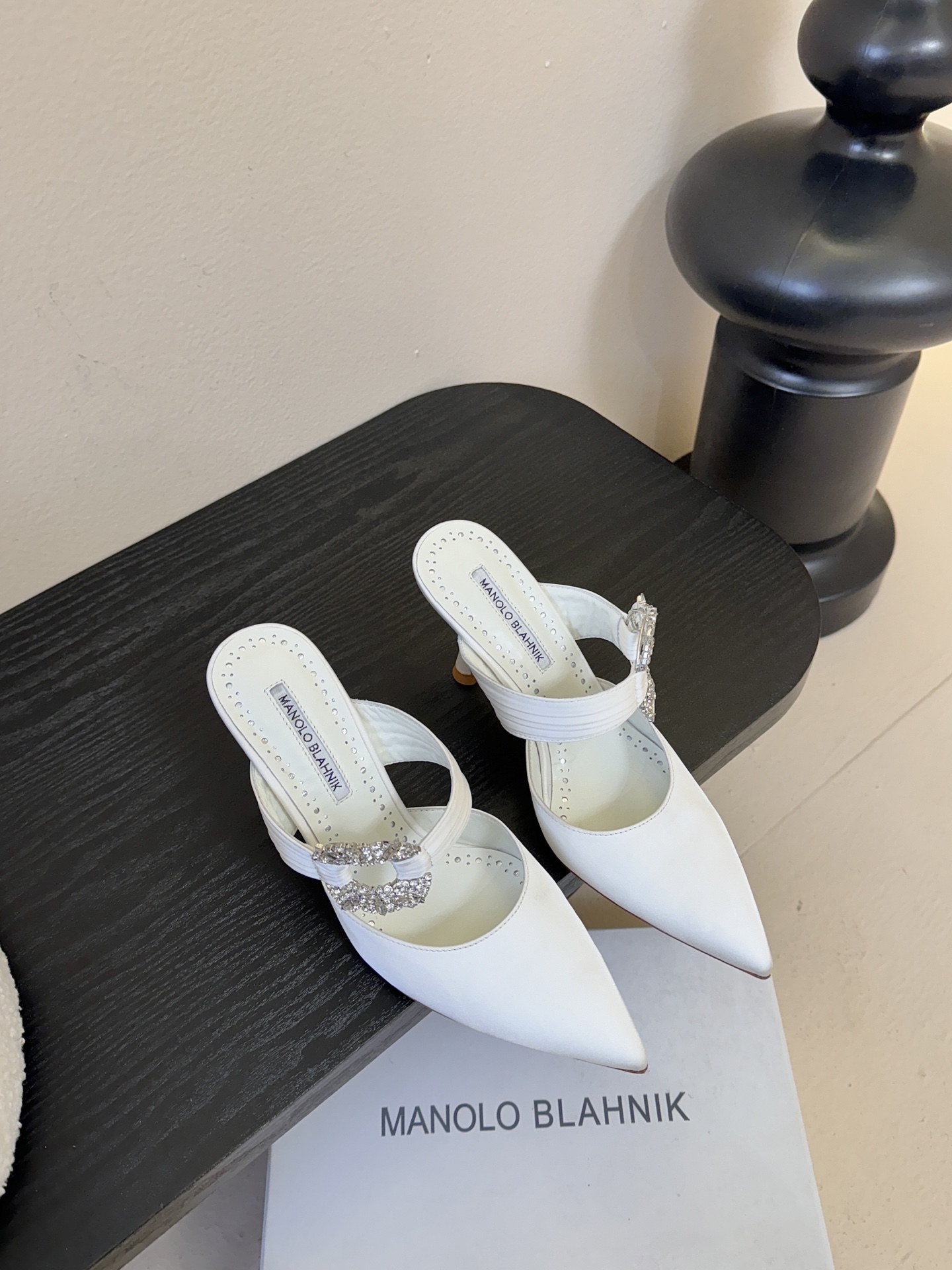 Manolo Blahnlk【MB】💯针对夏天尖头凉拖MB一直是每个女生梦寐以求的美鞋 。奥斯卡指定专用