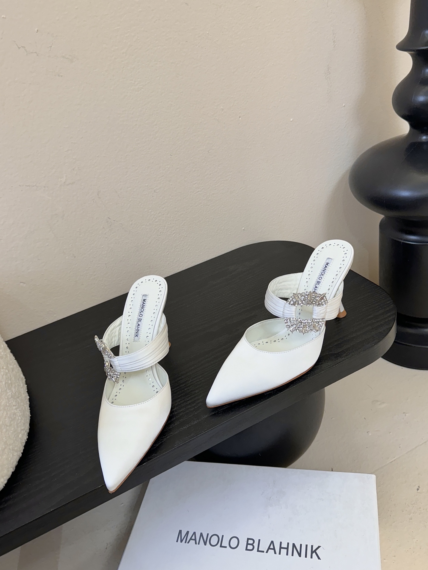 Manolo Blahnlk【MB】💯针对夏天尖头凉拖MB一直是每个女生梦寐以求的美鞋 。奥斯卡指定专用