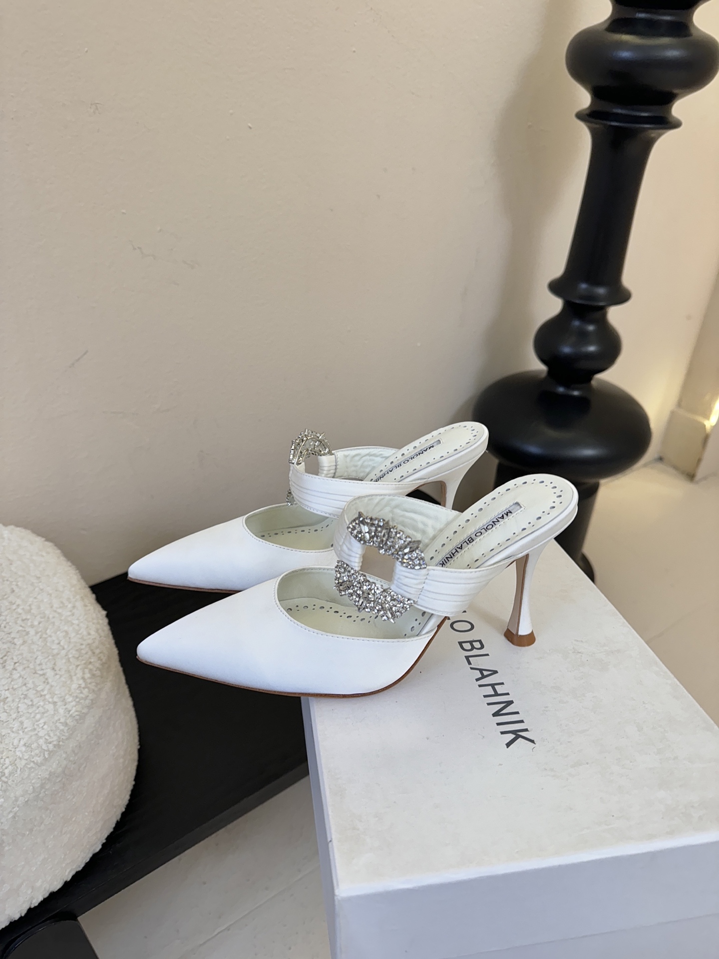 Manolo Blahnlk【MB】💯针对夏天尖头凉拖MB一直是每个女生梦寐以求的美鞋 。奥斯卡指定专用