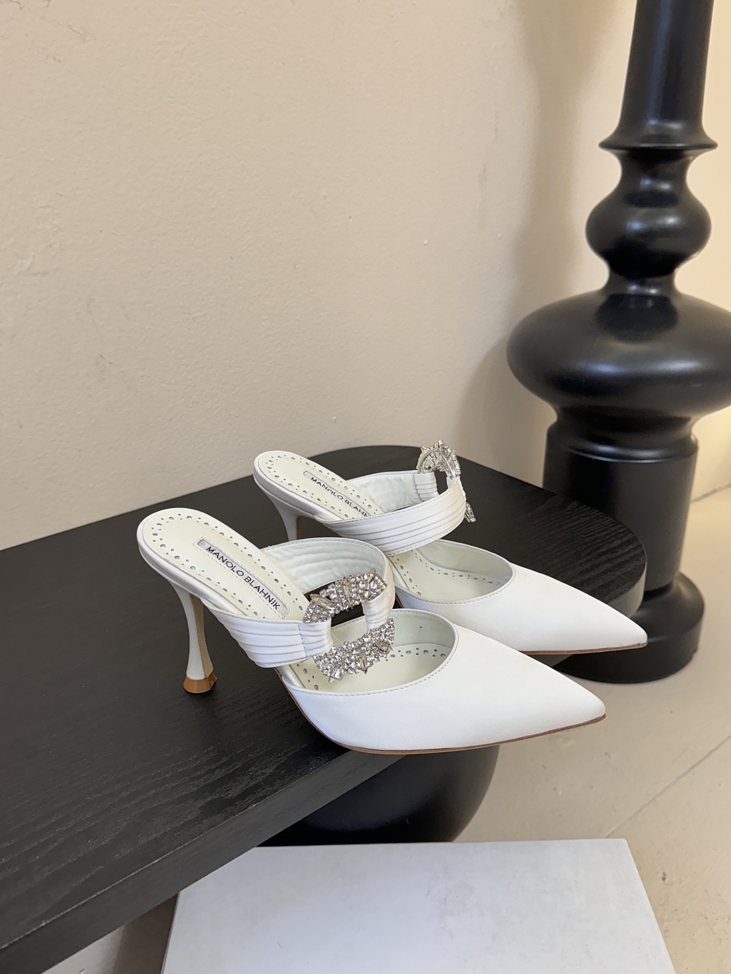 Manolo Blahnlk【MB】💯针对夏天尖头凉拖MB一直是每个女生梦寐以求的美鞋 。奥斯卡指定专用