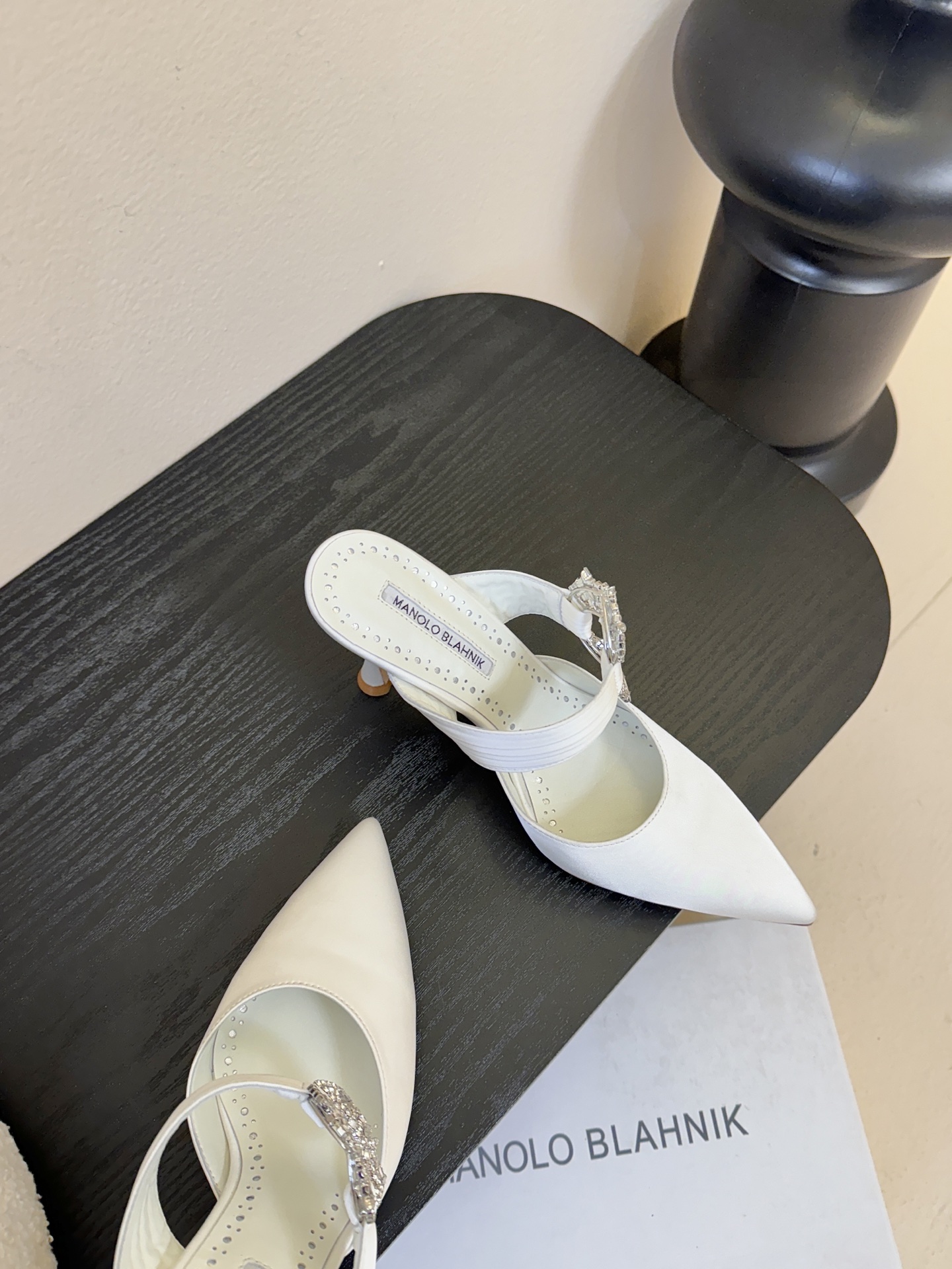 Manolo Blahnlk【MB】💯针对夏天尖头凉拖MB一直是每个女生梦寐以求的美鞋 。奥斯卡指定专用