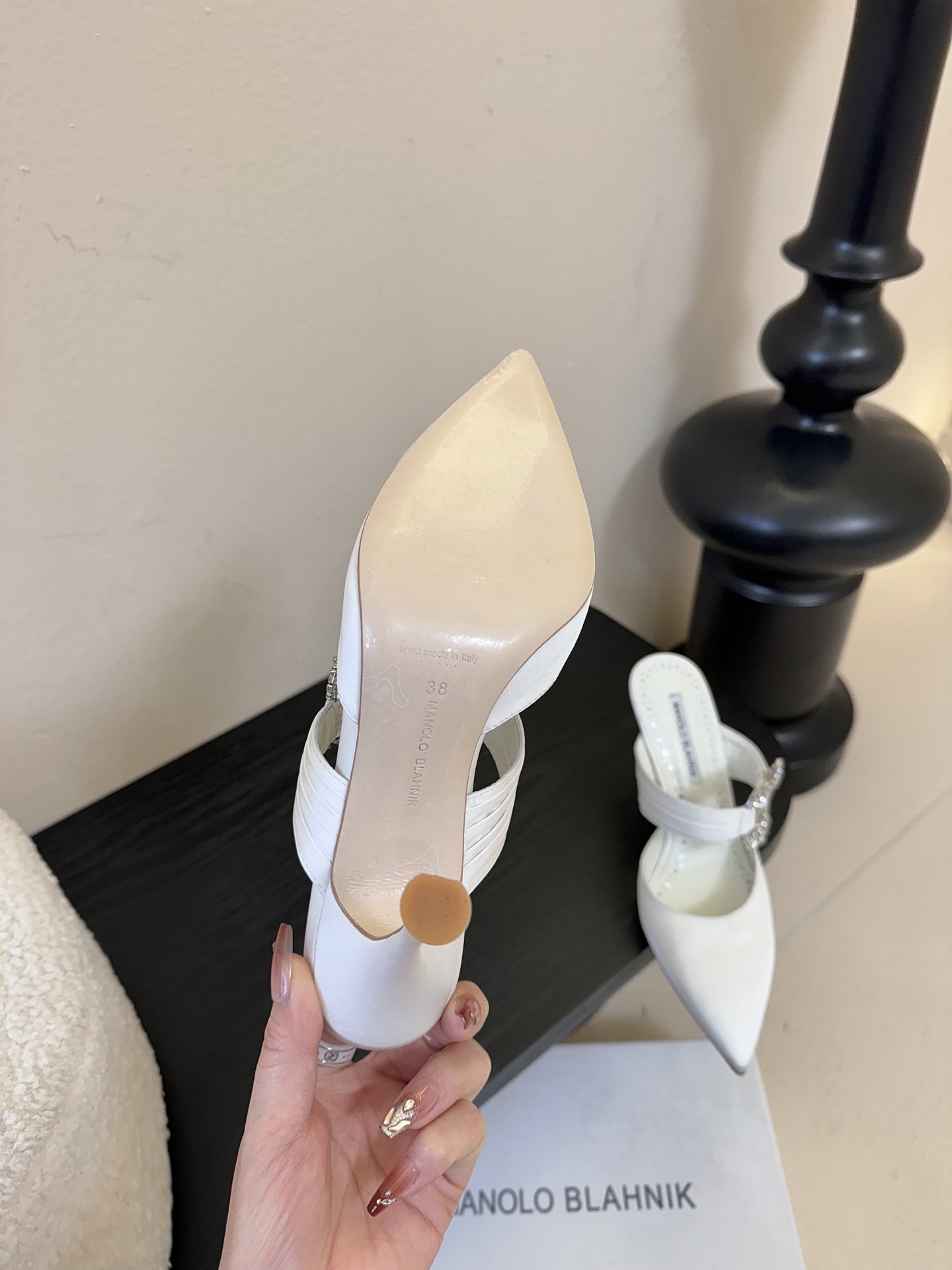 Manolo Blahnlk【MB】💯针对夏天尖头凉拖MB一直是每个女生梦寐以求的美鞋 。奥斯卡指定专用