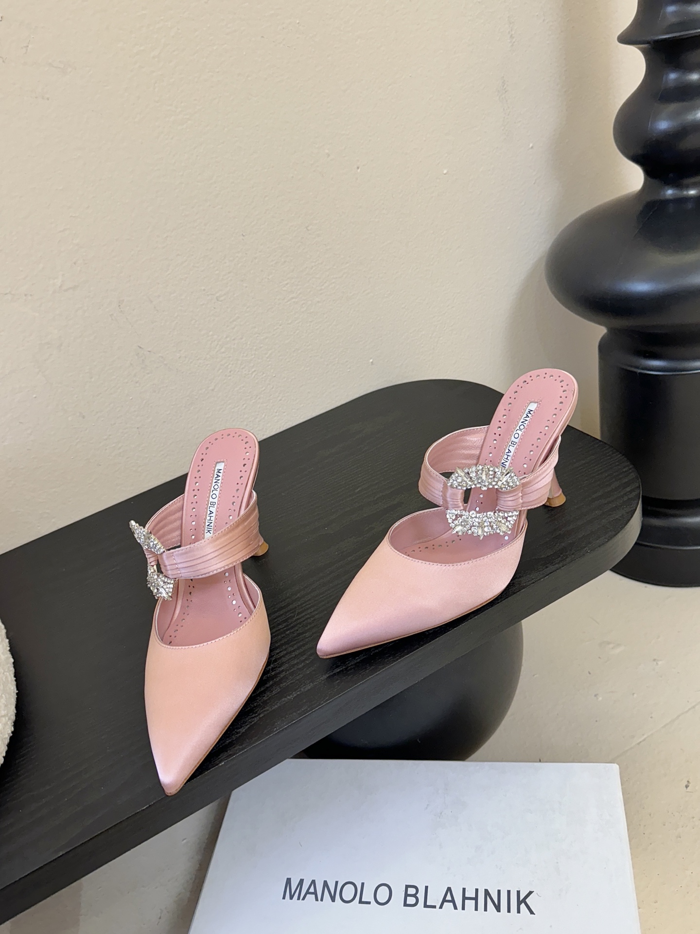 Manolo Blahnlk【MB】💯针对夏天尖头凉拖MB一直是每个女生梦寐以求的美鞋 。奥斯卡指定专用