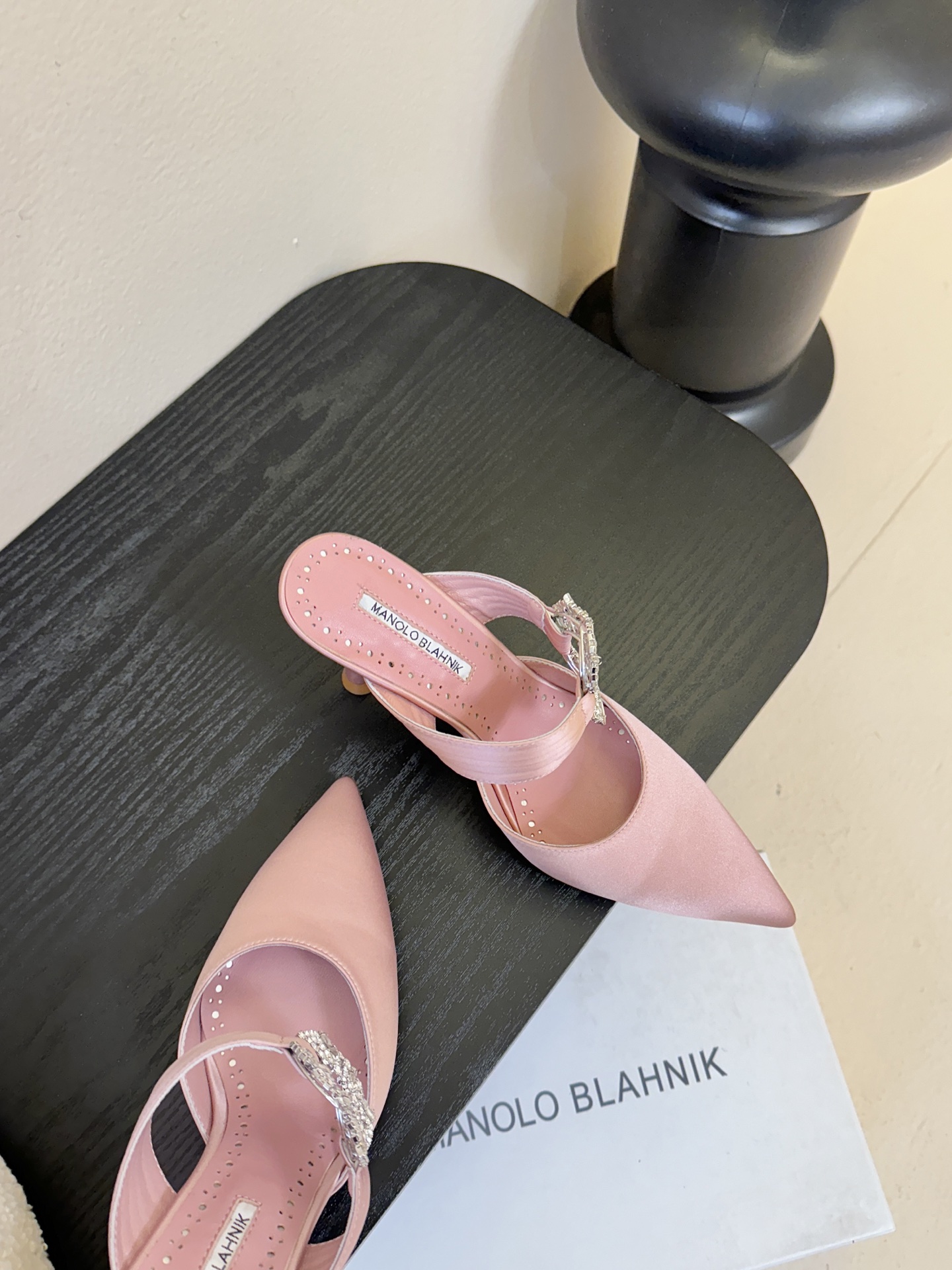 Manolo Blahnlk【MB】💯针对夏天尖头凉拖MB一直是每个女生梦寐以求的美鞋 。奥斯卡指定专用