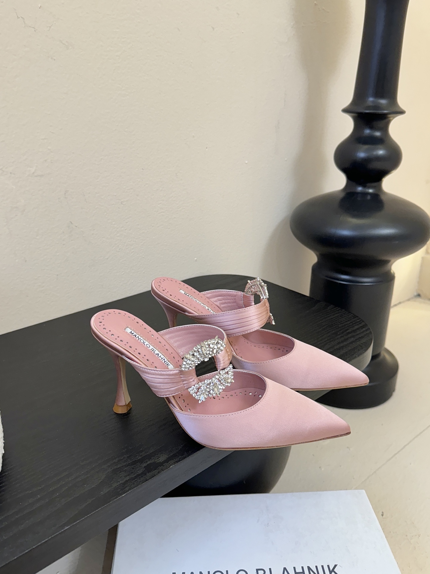 Manolo Blahnlk【MB】💯针对夏天尖头凉拖MB一直是每个女生梦寐以求的美鞋 。奥斯卡指定专用