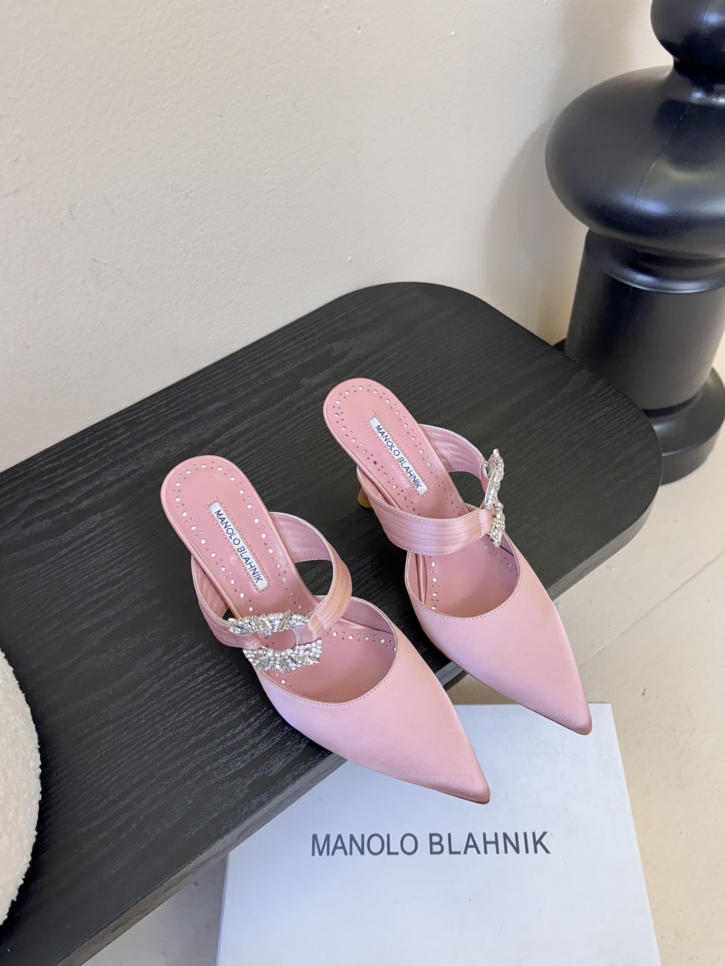 Manolo Blahnlk【MB】💯针对夏天尖头凉拖MB一直是每个女生梦寐以求的美鞋 。奥斯卡指定专用