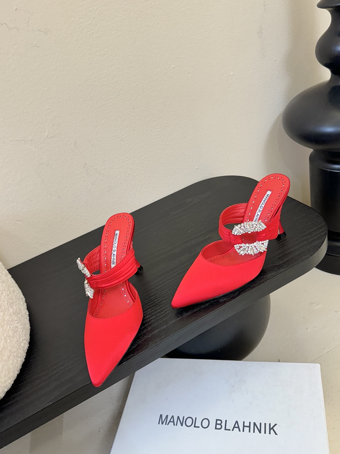 Manolo Blahnlk【MB】💯针对夏天尖头凉拖MB一直是每个女生梦寐以求的美鞋 。奥斯卡指定专用
