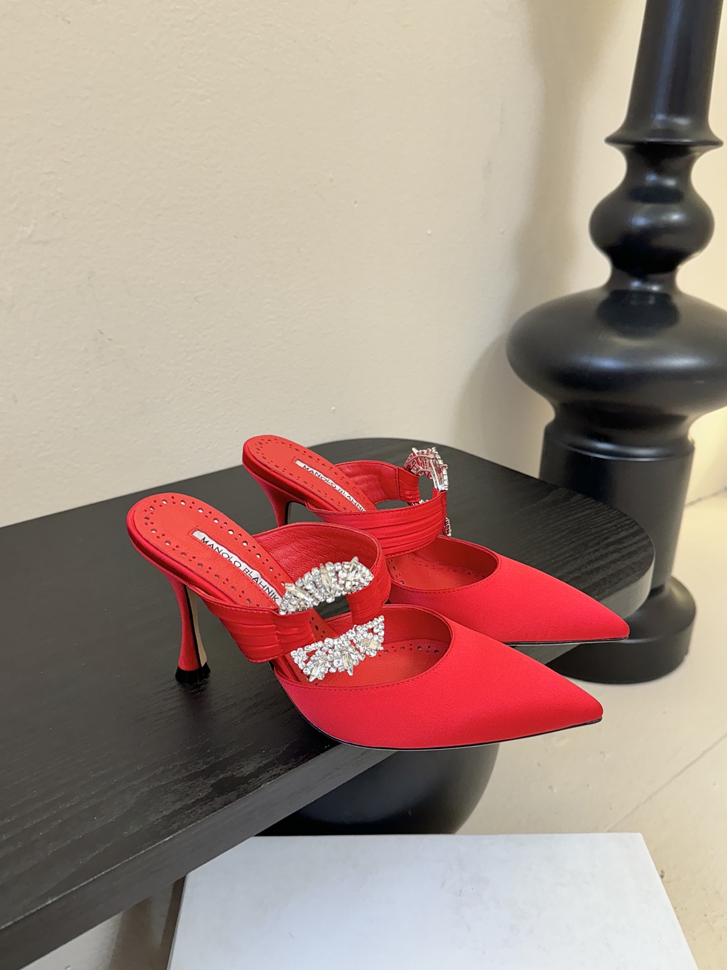 Manolo Blahnlk【MB】💯针对夏天尖头凉拖MB一直是每个女生梦寐以求的美鞋 。奥斯卡指定专用