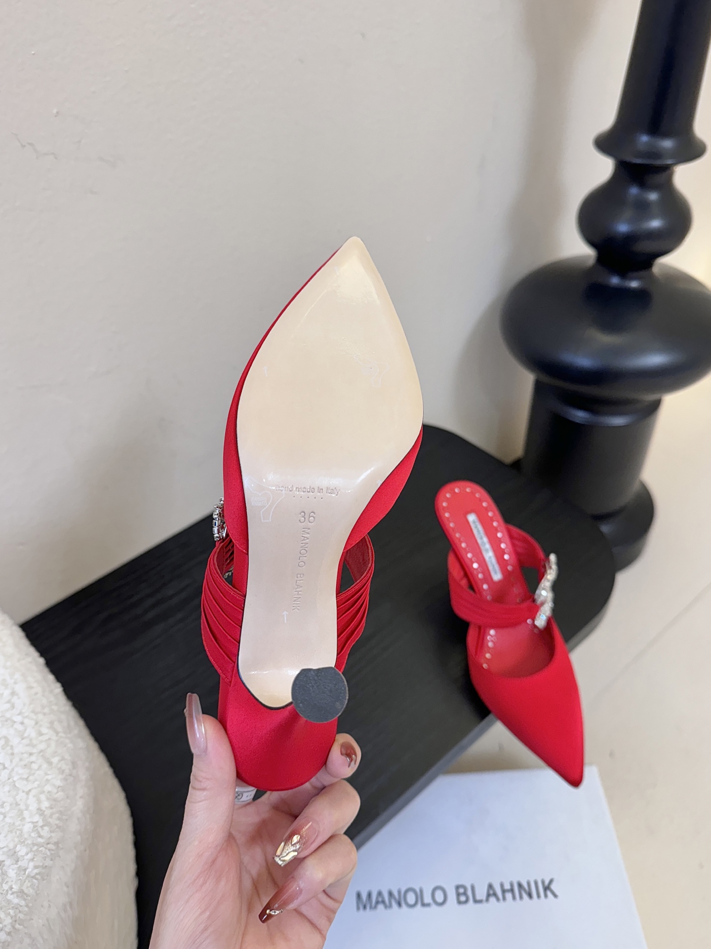 Manolo Blahnlk【MB】💯针对夏天尖头凉拖MB一直是每个女生梦寐以求的美鞋 。奥斯卡指定专用