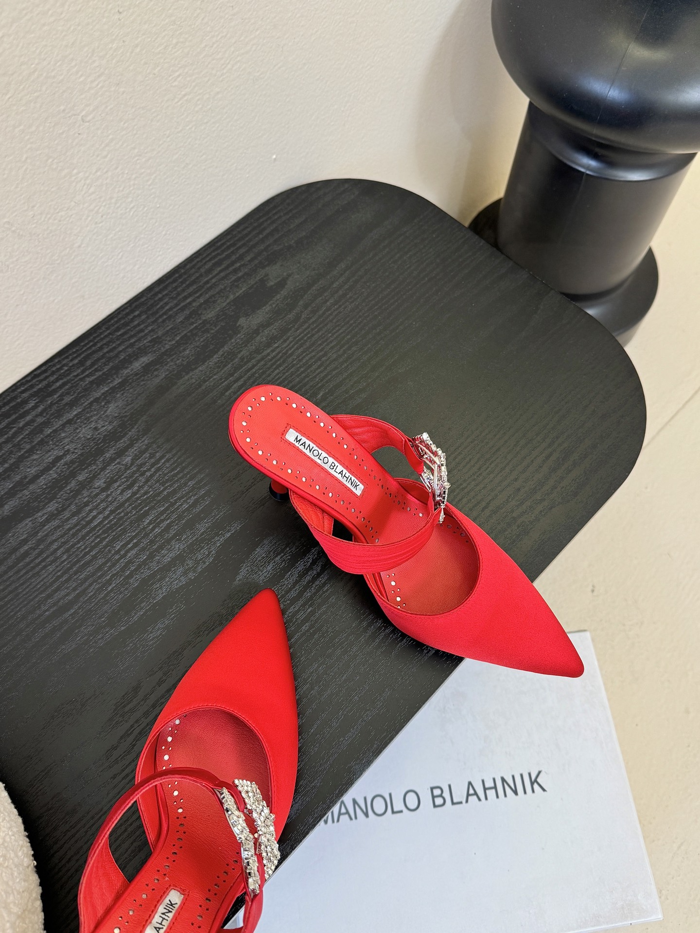 Manolo Blahnlk【MB】💯针对夏天尖头凉拖MB一直是每个女生梦寐以求的美鞋 。奥斯卡指定专用