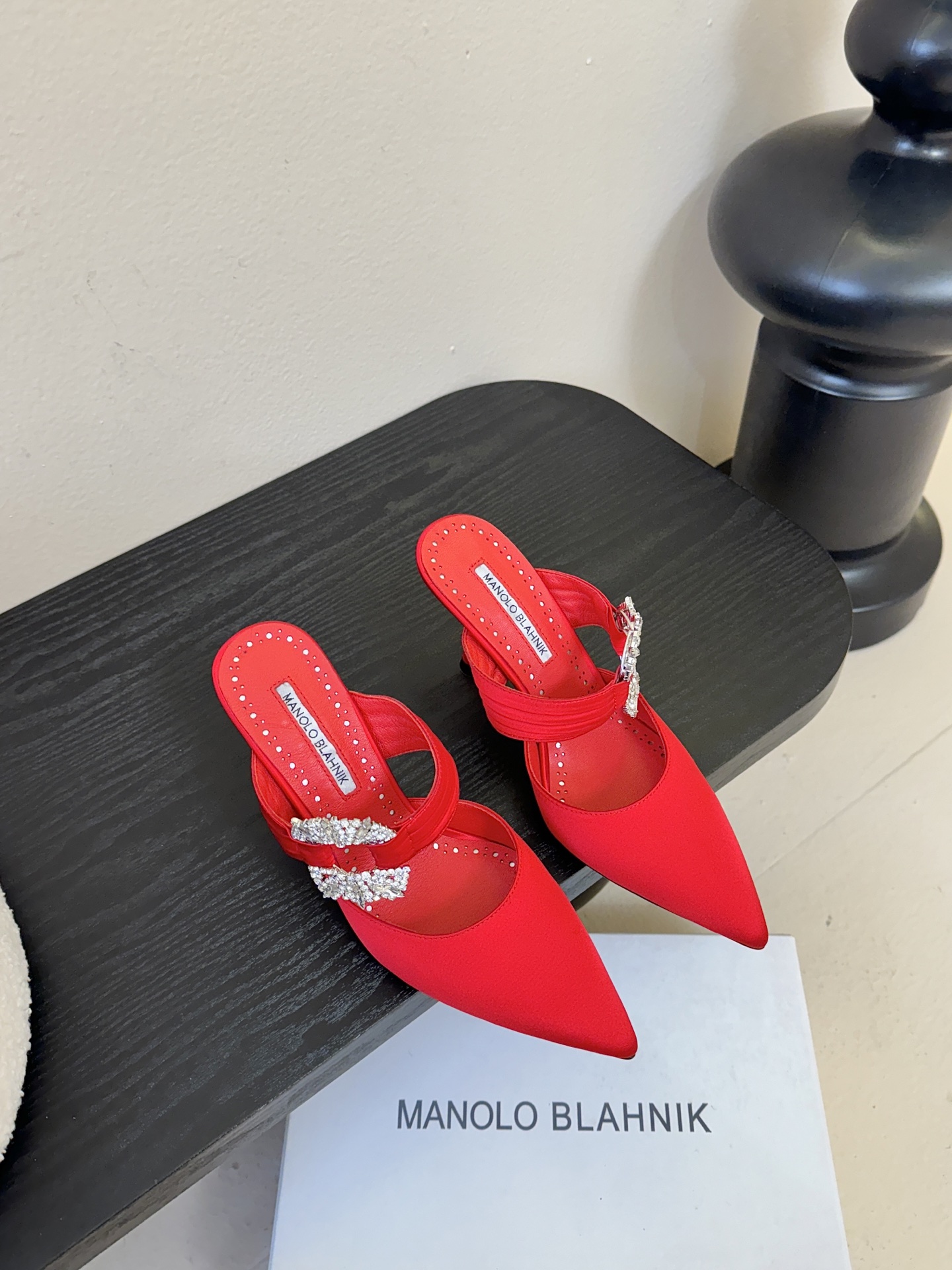 Manolo Blahnlk【MB】💯针对夏天尖头凉拖MB一直是每个女生梦寐以求的美鞋 。奥斯卡指定专用