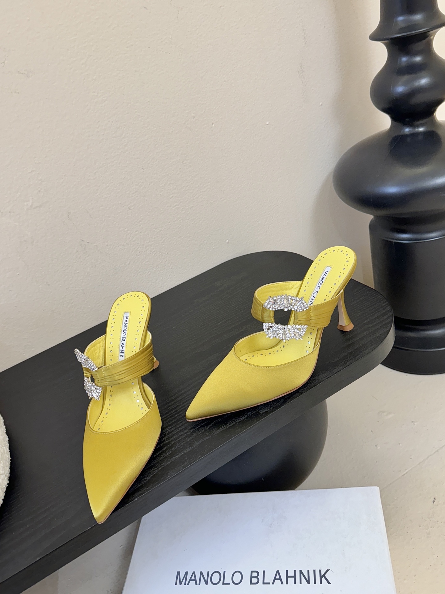 Manolo Blahnlk【MB】💯针对夏天尖头凉拖MB一直是每个女生梦寐以求的美鞋 。奥斯卡指定专用