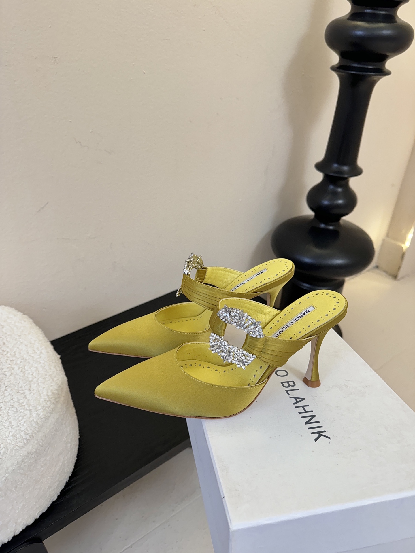 Manolo Blahnlk【MB】💯针对夏天尖头凉拖MB一直是每个女生梦寐以求的美鞋 。奥斯卡指定专用