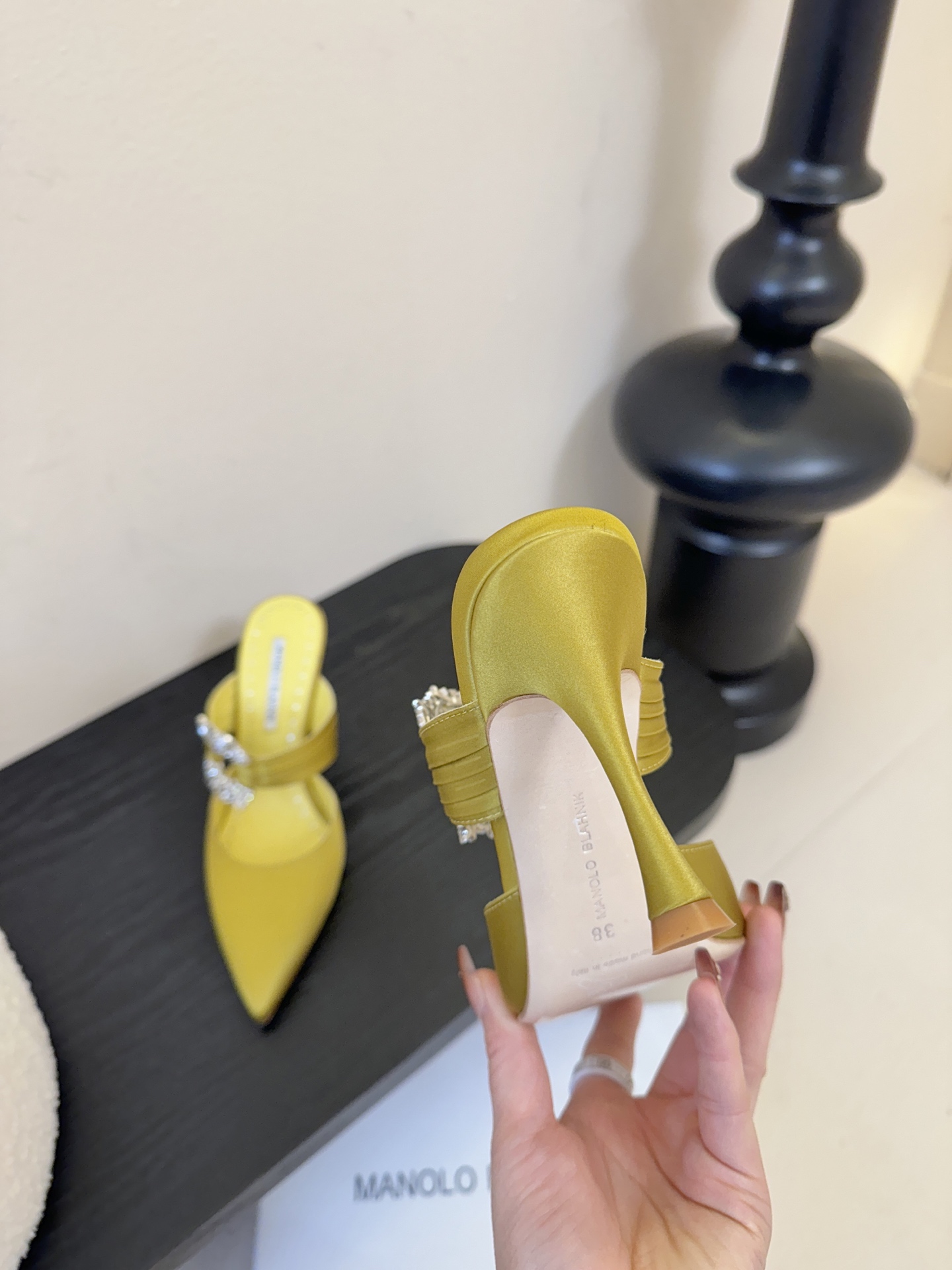 Manolo Blahnlk【MB】💯针对夏天尖头凉拖MB一直是每个女生梦寐以求的美鞋 。奥斯卡指定专用