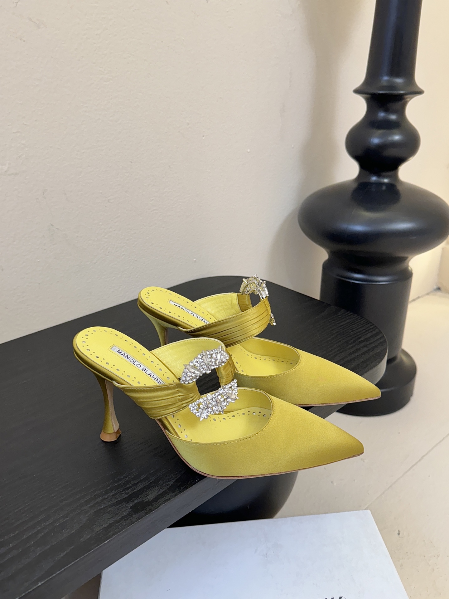 Manolo Blahnlk【MB】💯针对夏天尖头凉拖MB一直是每个女生梦寐以求的美鞋 。奥斯卡指定专用