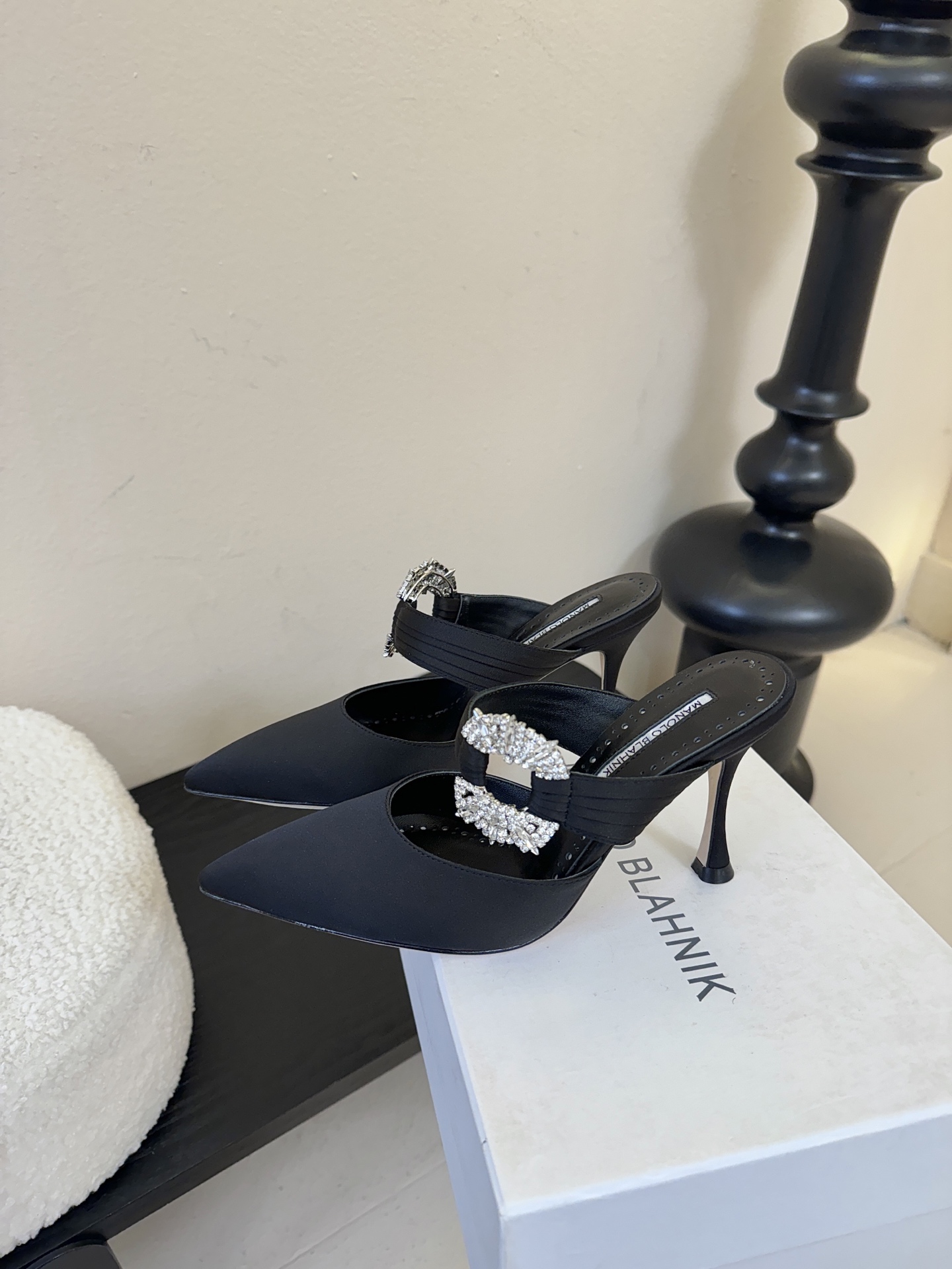 Manolo Blahnlk【MB】💯针对夏天尖头凉拖MB一直是每个女生梦寐以求的美鞋 。奥斯卡指定专用