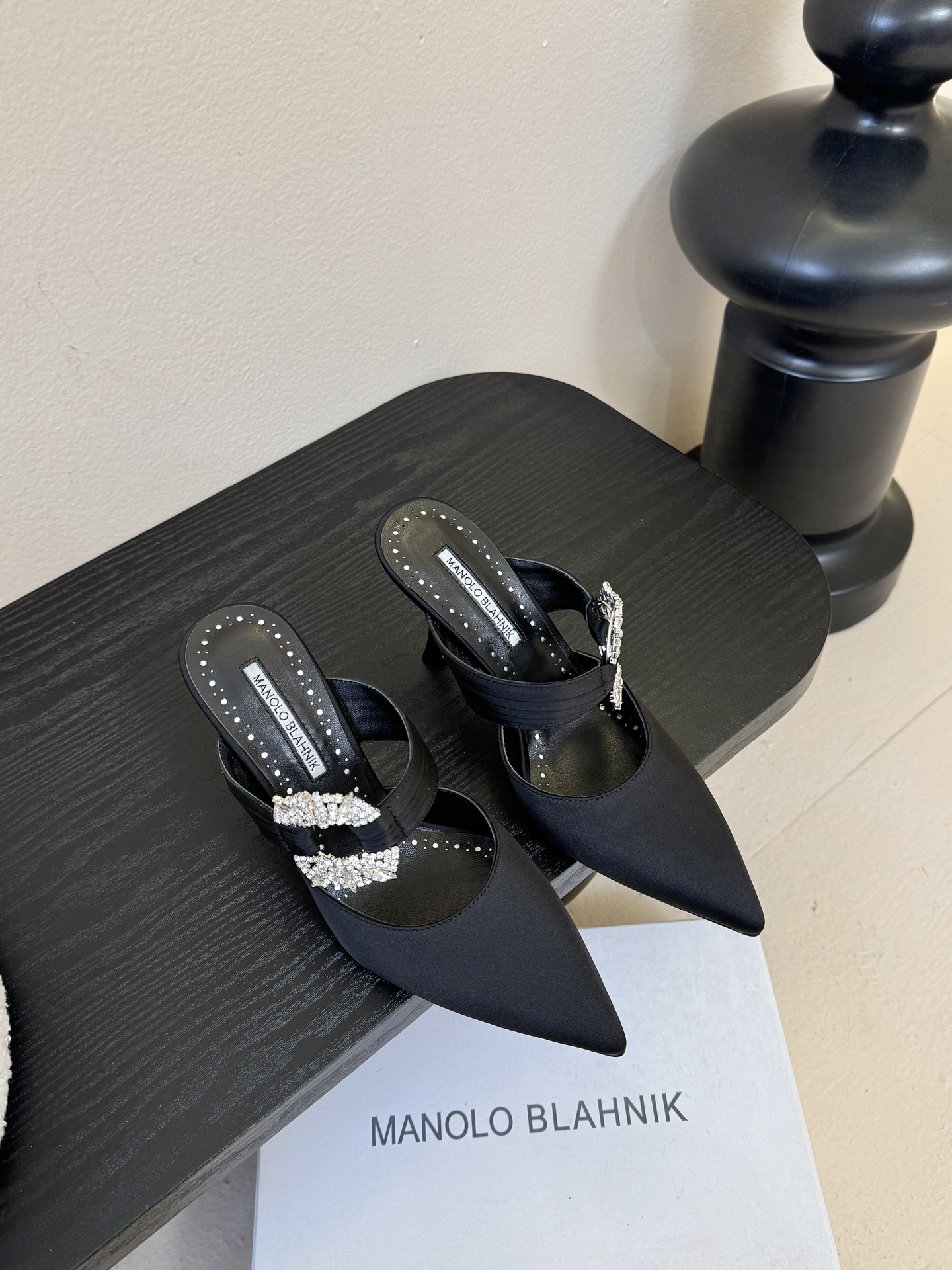 NO:695256,Manolo Blahnlk [MB] Pointed-toe sandals for summer. MB has always been the dream shoe of every girl. Oscar-designated shoe brand, synonymous with elegance and sexiness. Purchasing-grade top quality to create the pinnacle of luxury. 1:1 custom-made pure imported silk fabric, super silky feeling, imported mixed sheepskin for the lining. Swarovski rhinestones are customized according to the original version. Luxurious Italian pure imported leather outsole. Size 35 36 37 38  Size 39 404142 customized, high heels and slippers, manolo blahnik, swarovski, high heels, slippers, sheepskin, real silk, Leather soles19860909Manolo Blahnlk【MB】针对夏天尖头凉拖 MB一直是每个女生梦寐以求的美鞋 .奥斯卡指定专用鞋履品牌,是优雅与性感的代名词.代购级最顶级品质 打造奢华巅峰之作 1:1定制纯进口真丝面料,丝滑感超强,内里垫脚采用进口混种羊皮 按原版定制施华洛世奇水钻奢华的意大利纯进口真皮大底.码数35 36 37 38 39码 404142定制,高跟鞋拖鞋,manolo blahnik,swarovski,high heels,slippers,sheepskin,real silk,Leather soles,Women's Shoes