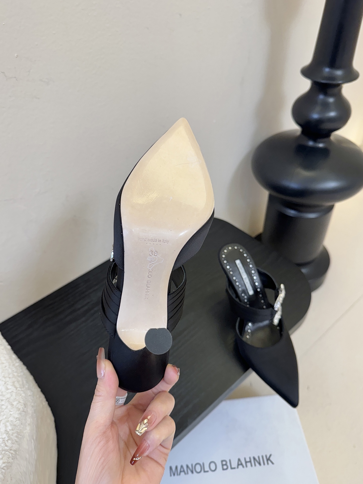 Manolo Blahnlk【MB】💯针对夏天尖头凉拖MB一直是每个女生梦寐以求的美鞋 。奥斯卡指定专用