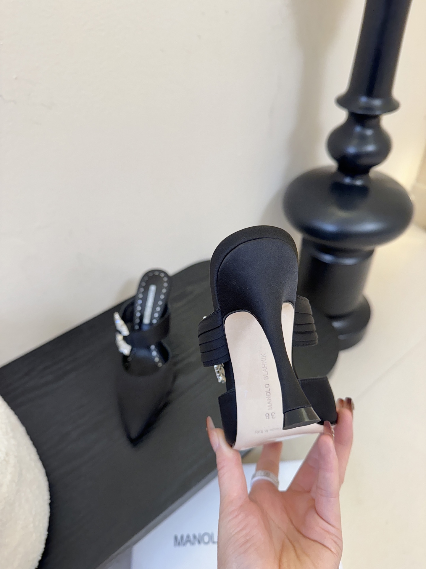 Manolo Blahnlk【MB】💯针对夏天尖头凉拖MB一直是每个女生梦寐以求的美鞋 。奥斯卡指定专用