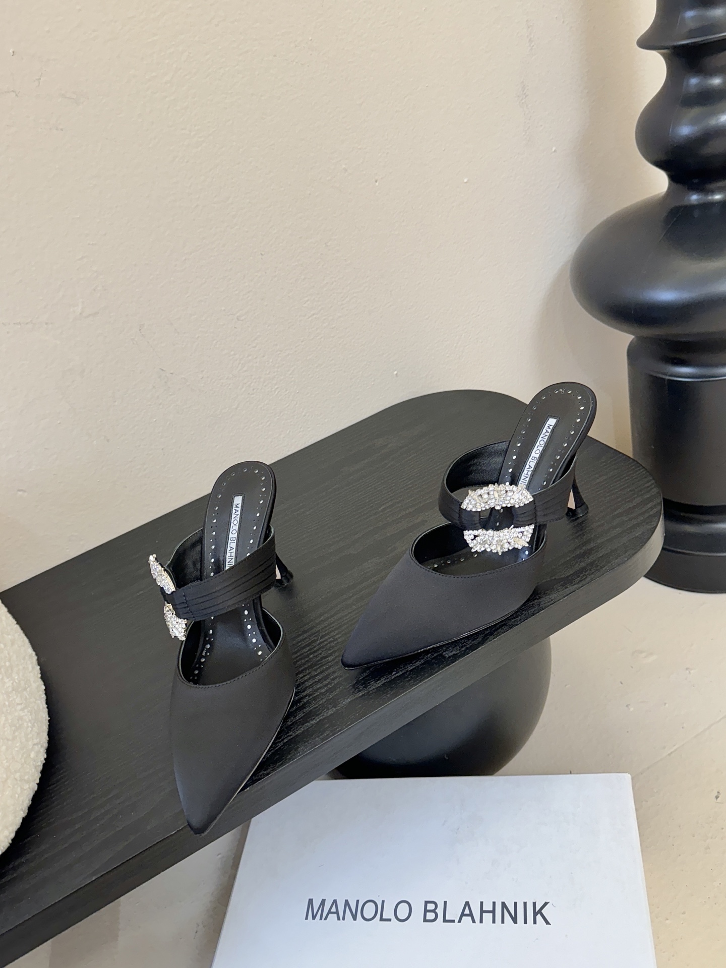 Manolo Blahnlk【MB】💯针对夏天尖头凉拖MB一直是每个女生梦寐以求的美鞋 。奥斯卡指定专用