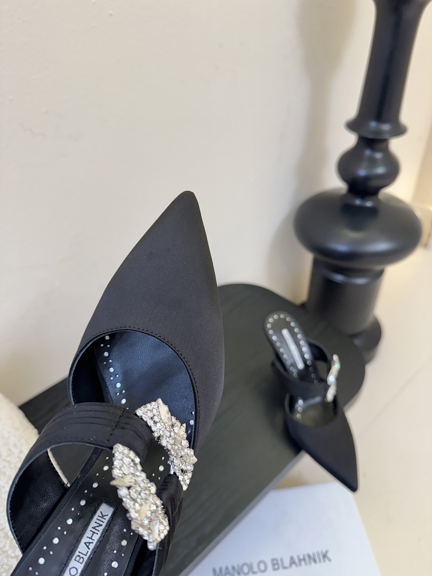 Manolo Blahnlk【MB】💯针对夏天尖头凉拖MB一直是每个女生梦寐以求的美鞋 。奥斯卡指定专用