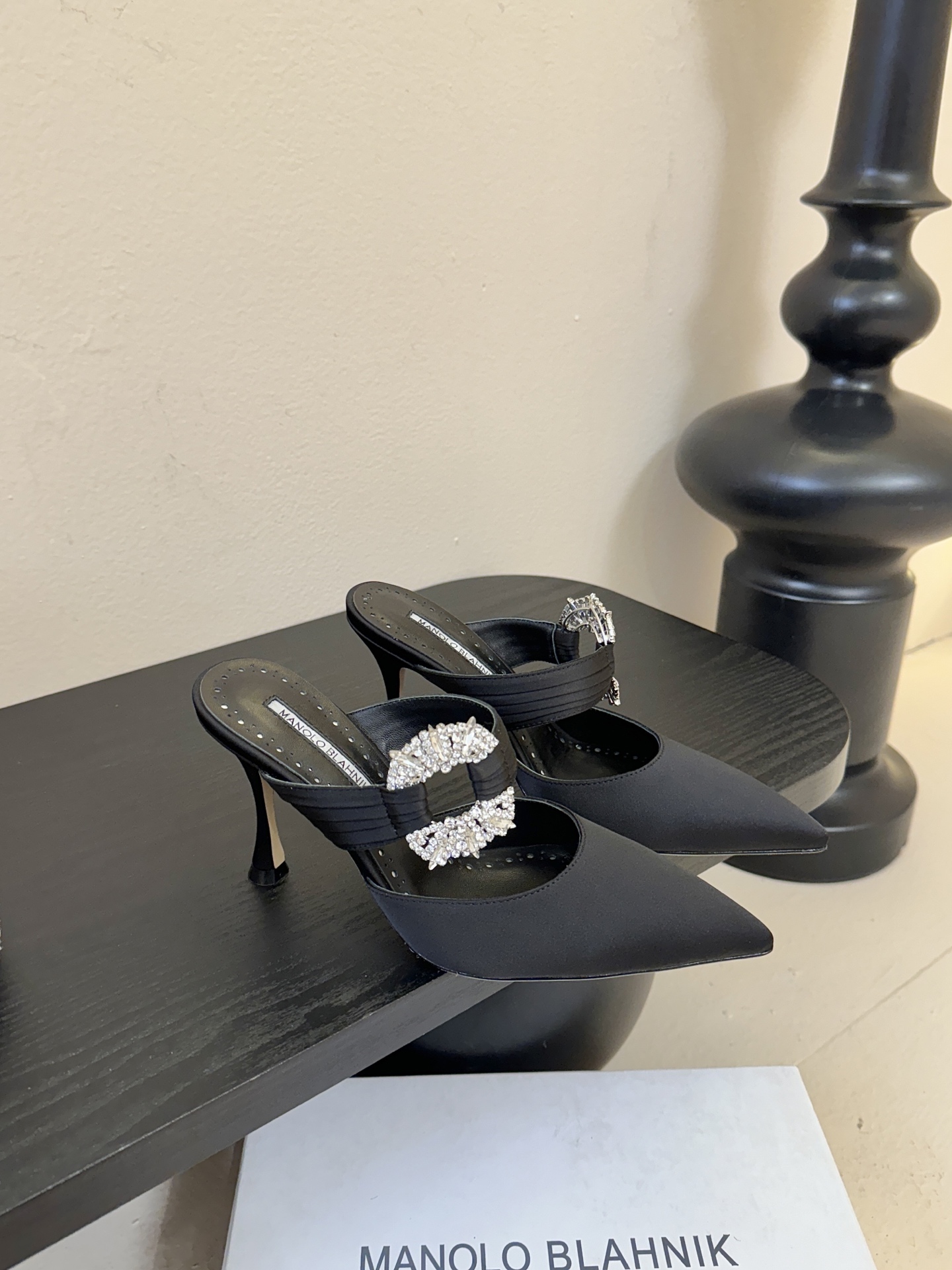 Manolo Blahnlk【MB】💯针对夏天尖头凉拖MB一直是每个女生梦寐以求的美鞋 。奥斯卡指定专用