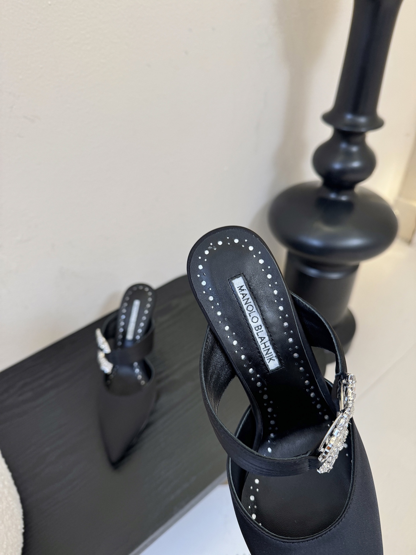 Manolo Blahnlk【MB】💯针对夏天尖头凉拖MB一直是每个女生梦寐以求的美鞋 。奥斯卡指定专用