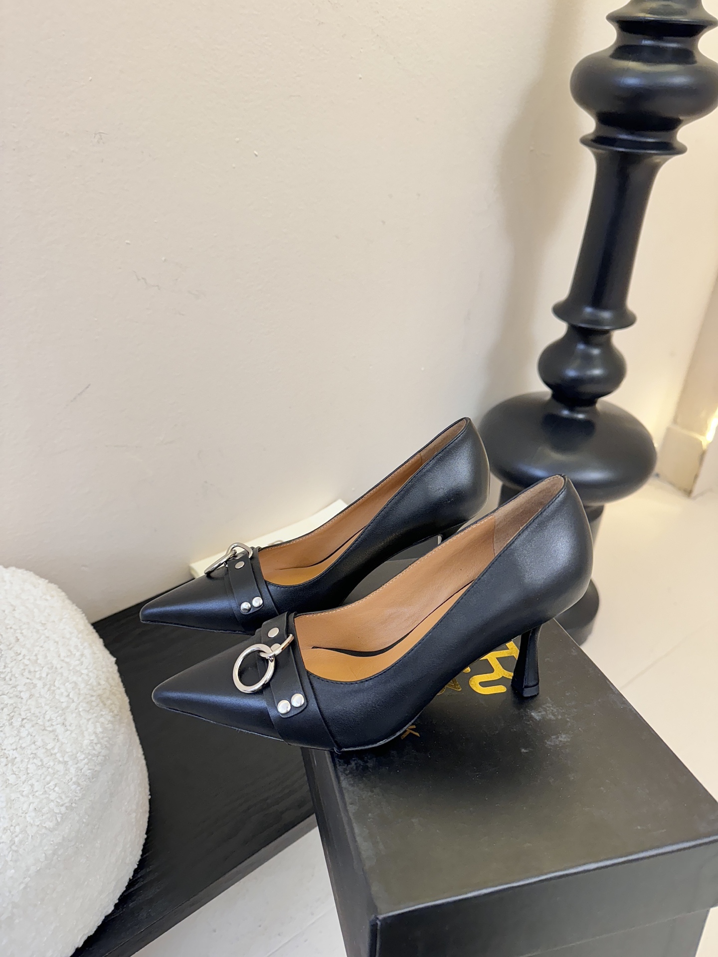 R13 26春夏走秀款 简易复古五金扣饰尖头高跟单鞋后空凉鞋系列！ 一款‮神⁠封‬‎的早春凉鞋‬‎ ‮约