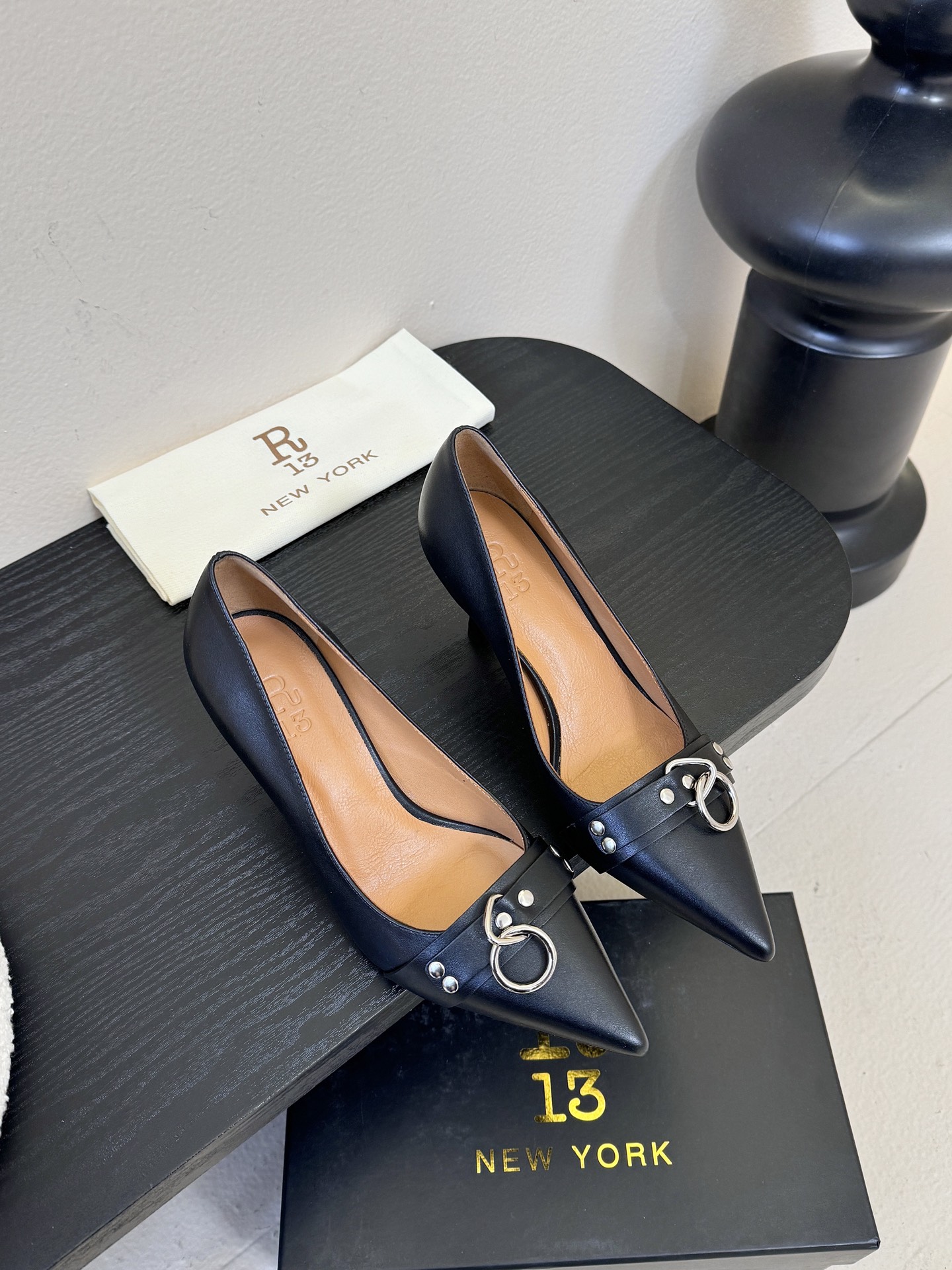 R13 26春夏走秀款 简易复古五金扣饰尖头高跟单鞋后空凉鞋系列！ 一款‮神⁠封‬‎的早春凉鞋‬‎ ‮约