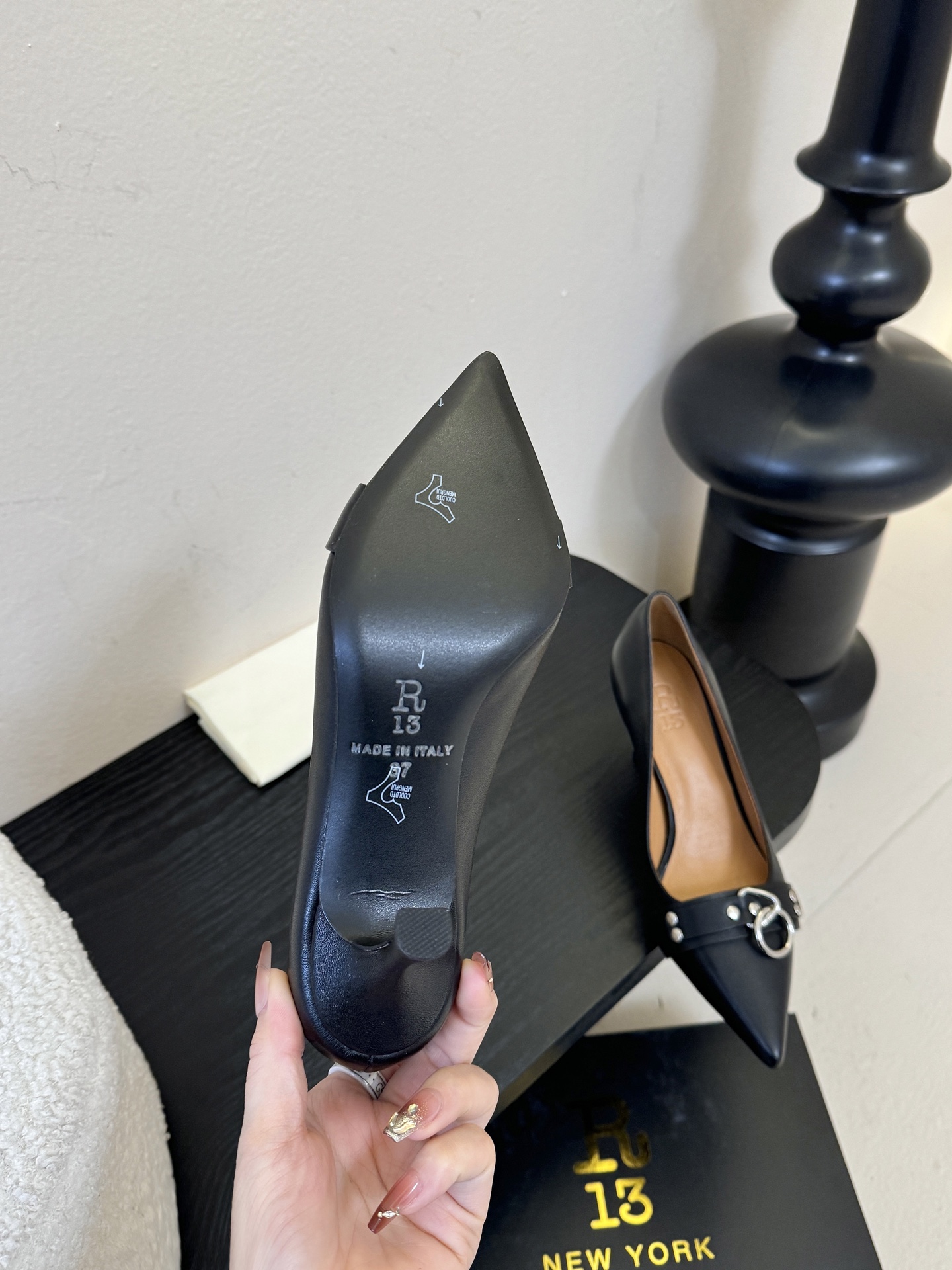 R13 26春夏走秀款 简易复古五金扣饰尖头高跟单鞋后空凉鞋系列！ 一款‮神⁠封‬‎的早春凉鞋‬‎ ‮约