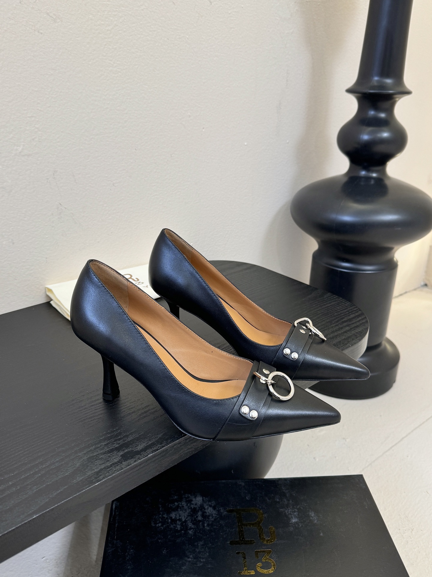 R13 26春夏走秀款 简易复古五金扣饰尖头高跟单鞋后空凉鞋系列！ 一款‮神⁠封‬‎的早春凉鞋‬‎ ‮约