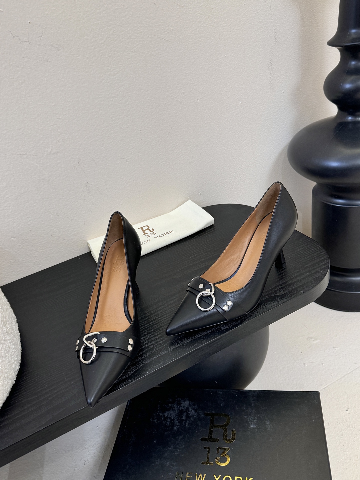 R13 26春夏走秀款 简易复古五金扣饰尖头高跟单鞋后空凉鞋系列！ 一款‮神⁠封‬‎的早春凉鞋‬‎ ‮约