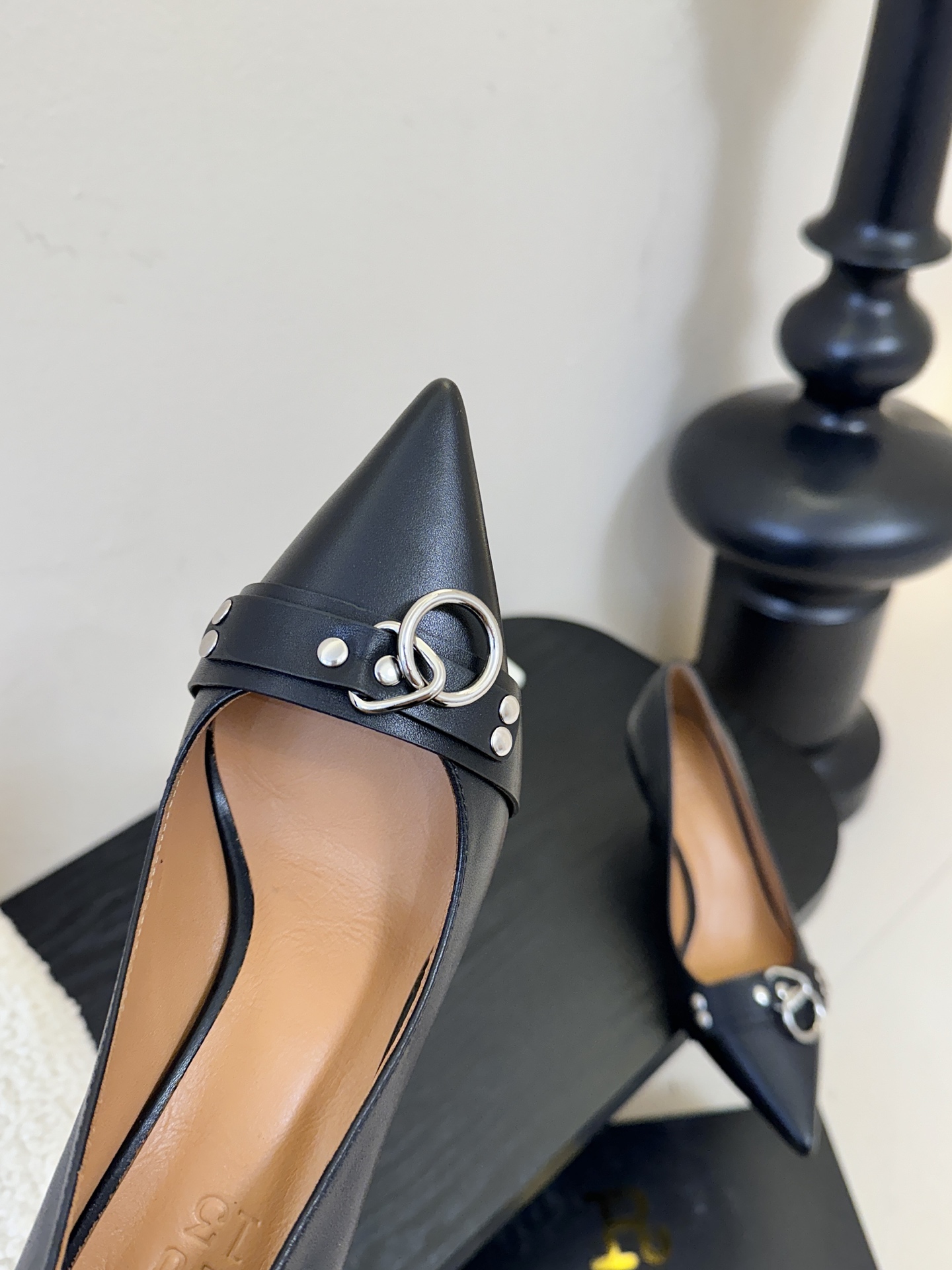 R13 26春夏走秀款 简易复古五金扣饰尖头高跟单鞋后空凉鞋系列！ 一款‮神⁠封‬‎的早春凉鞋‬‎ ‮约