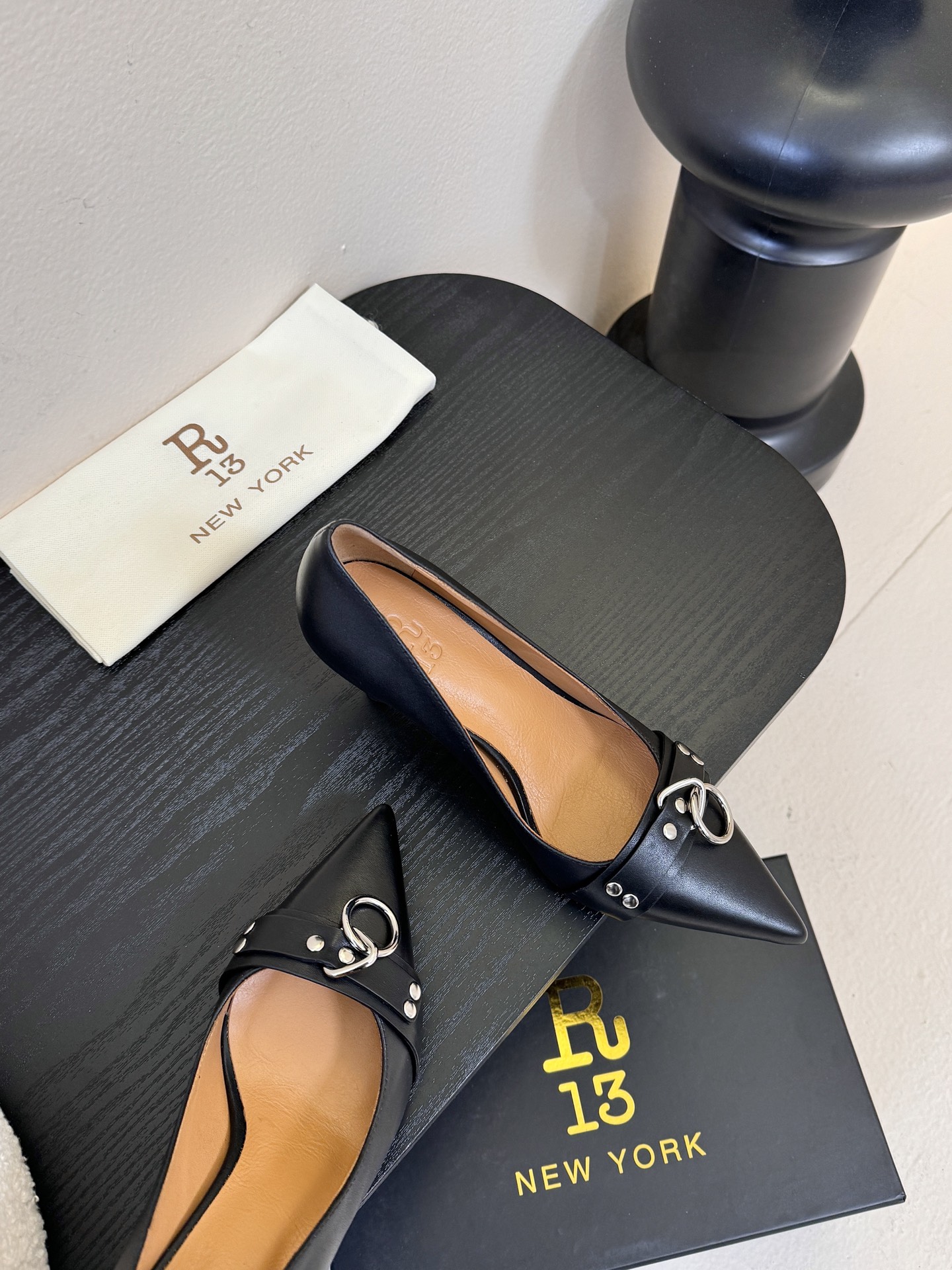 R13 26春夏走秀款 简易复古五金扣饰尖头高跟单鞋后空凉鞋系列！ 一款‮神⁠封‬‎的早春凉鞋‬‎ ‮约