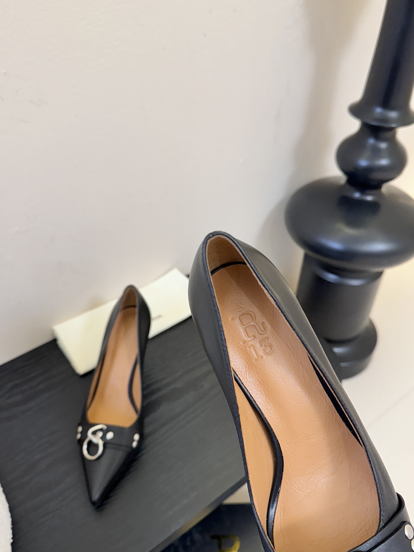 R13 26春夏走秀款 简易复古五金扣饰尖头高跟单鞋后空凉鞋系列！ 一款‮神⁠封‬‎的早春凉鞋‬‎ ‮约