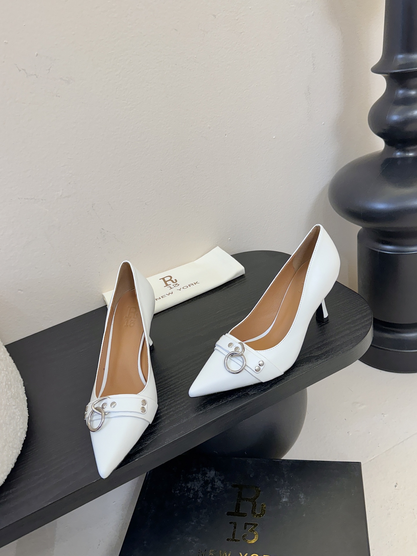 R13 26春夏走秀款 简易复古五金扣饰尖头高跟单鞋后空凉鞋系列！ 一款‮神⁠封‬‎的早春凉鞋‬‎ ‮约