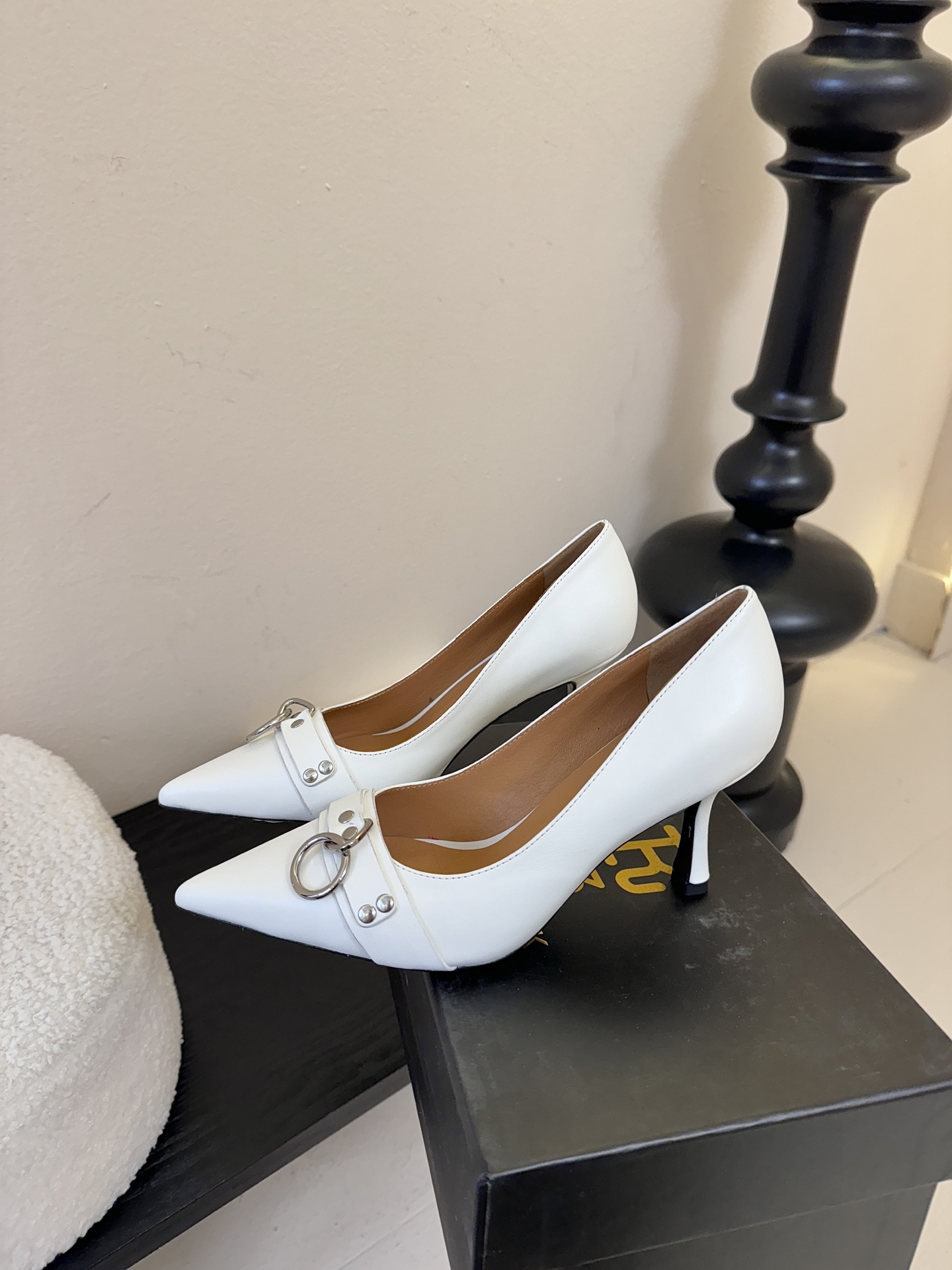 R13 26春夏走秀款 简易复古五金扣饰尖头高跟单鞋后空凉鞋系列！ 一款‮神⁠封‬‎的早春凉鞋‬‎ ‮约