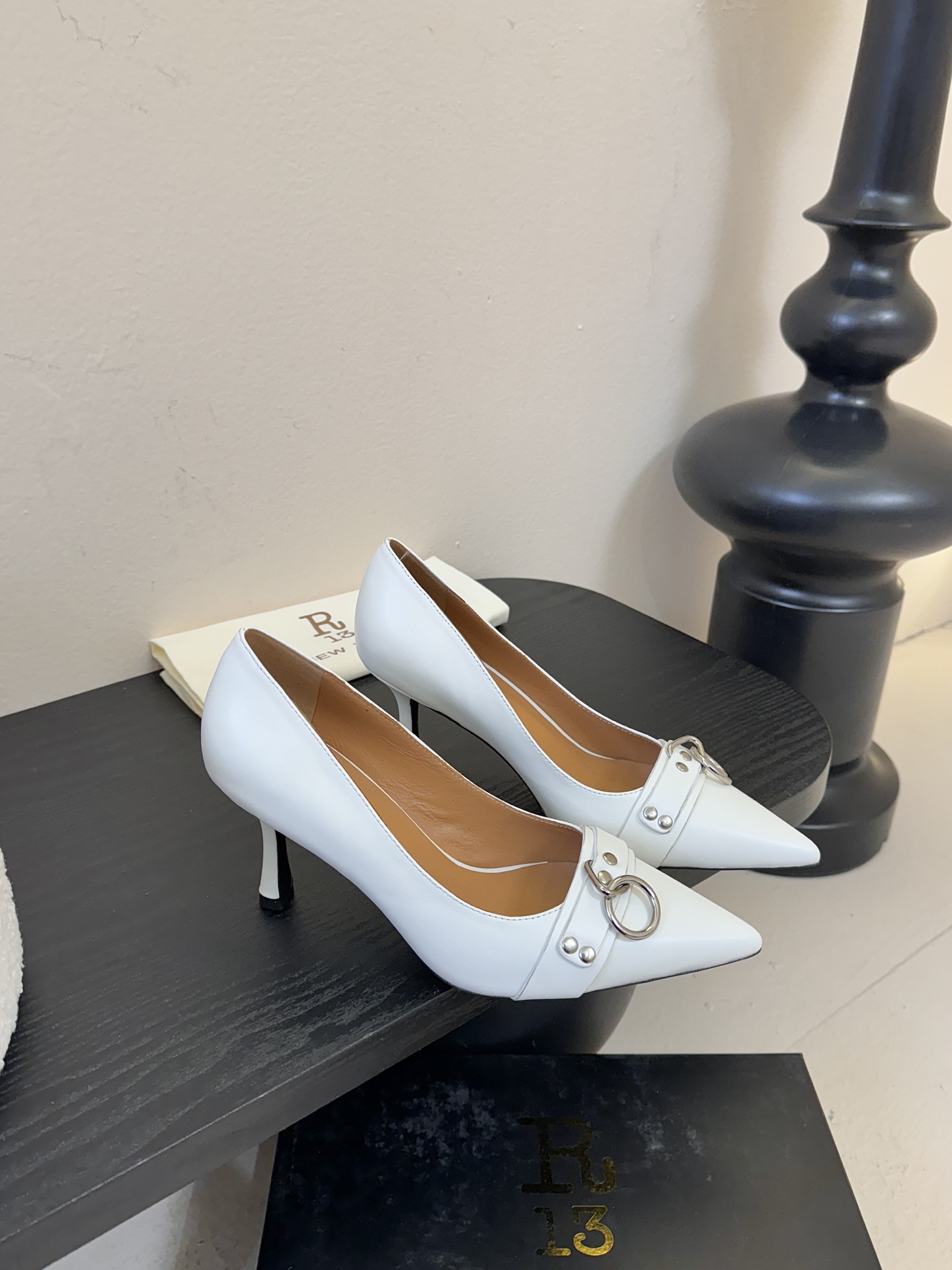 R13 26春夏走秀款 简易复古五金扣饰尖头高跟单鞋后空凉鞋系列！ 一款‮神⁠封‬‎的早春凉鞋‬‎ ‮约