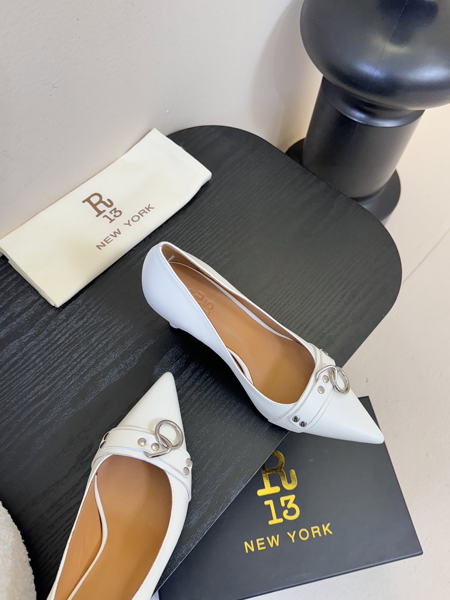 R13 26春夏走秀款 简易复古五金扣饰尖头高跟单鞋后空凉鞋系列！ 一款‮神⁠封‬‎的早春凉鞋‬‎ ‮约