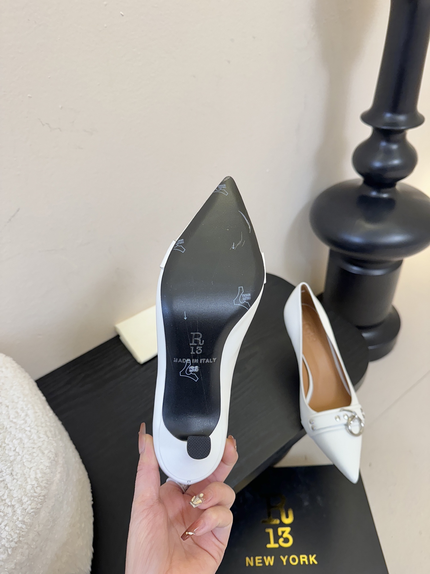 R13 26春夏走秀款 简易复古五金扣饰尖头高跟单鞋后空凉鞋系列！ 一款‮神⁠封‬‎的早春凉鞋‬‎ ‮约