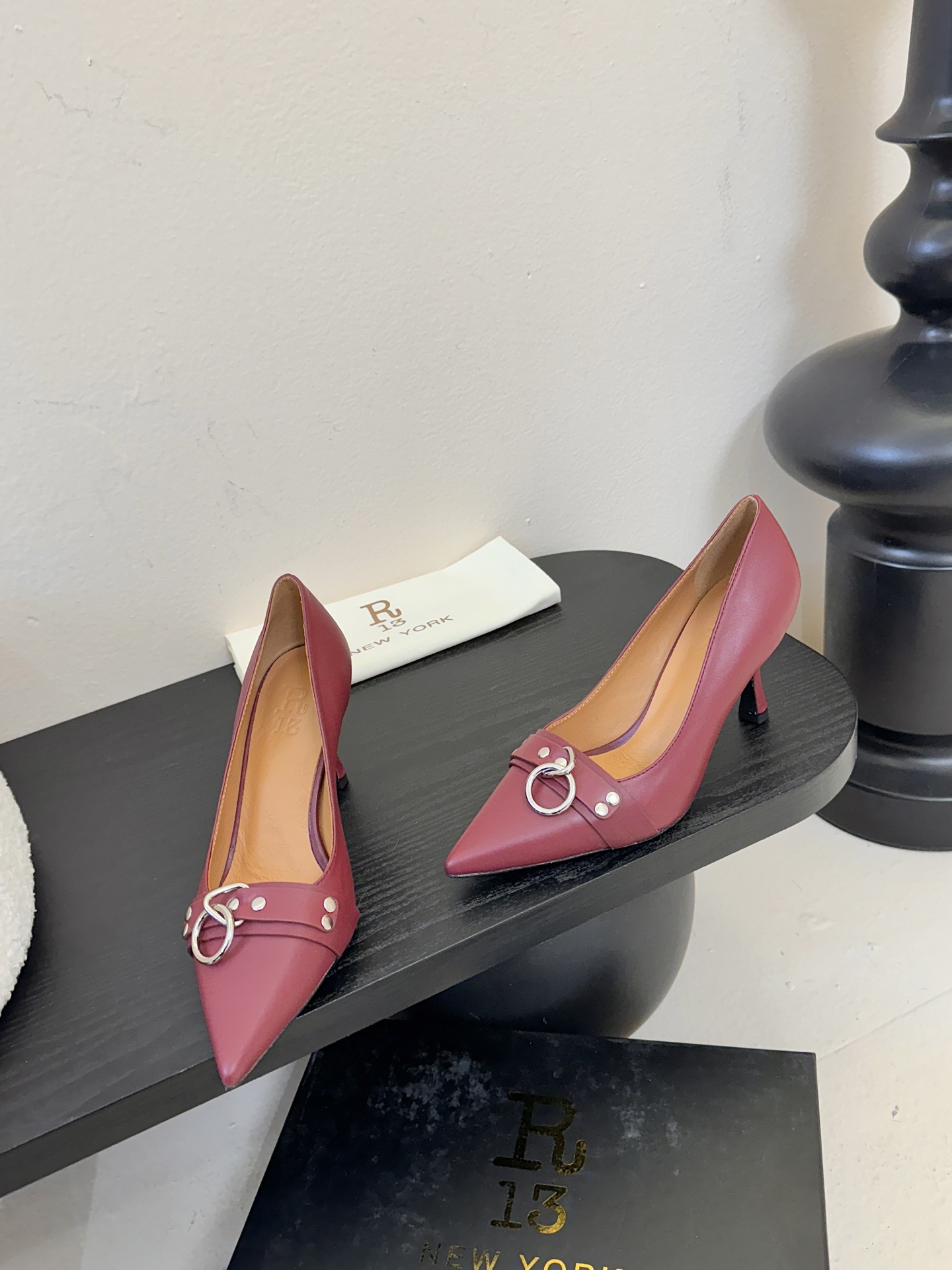 R13 26春夏走秀款 简易复古五金扣饰尖头高跟单鞋后空凉鞋系列！ 一款‮神⁠封‬‎的早春凉鞋‬‎ ‮约