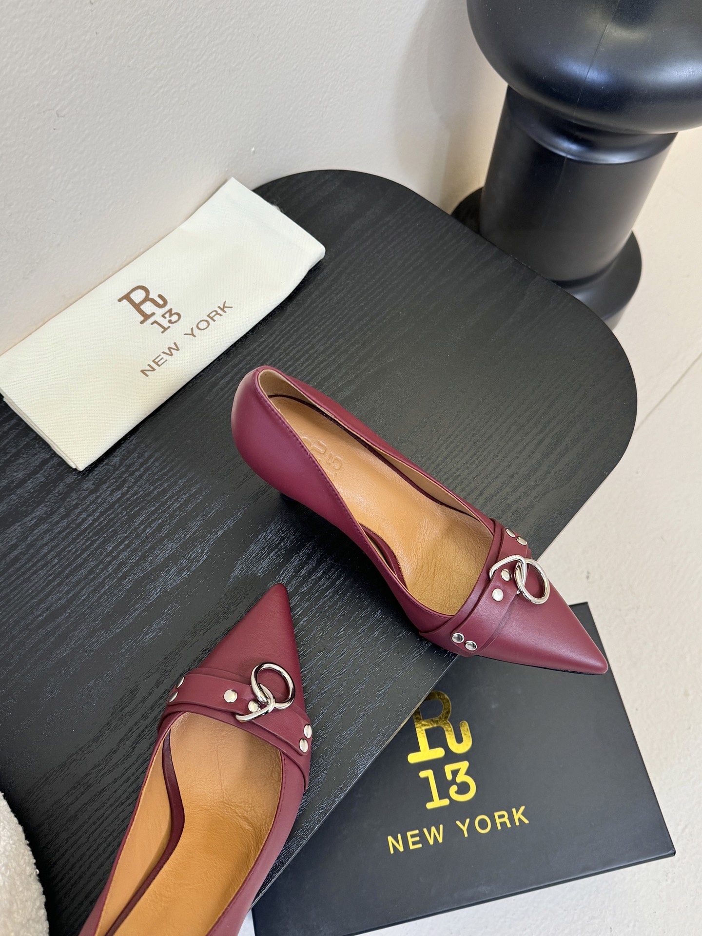 R13 26春夏走秀款 简易复古五金扣饰尖头高跟单鞋后空凉鞋系列！ 一款‮神⁠封‬‎的早春凉鞋‬‎ ‮约