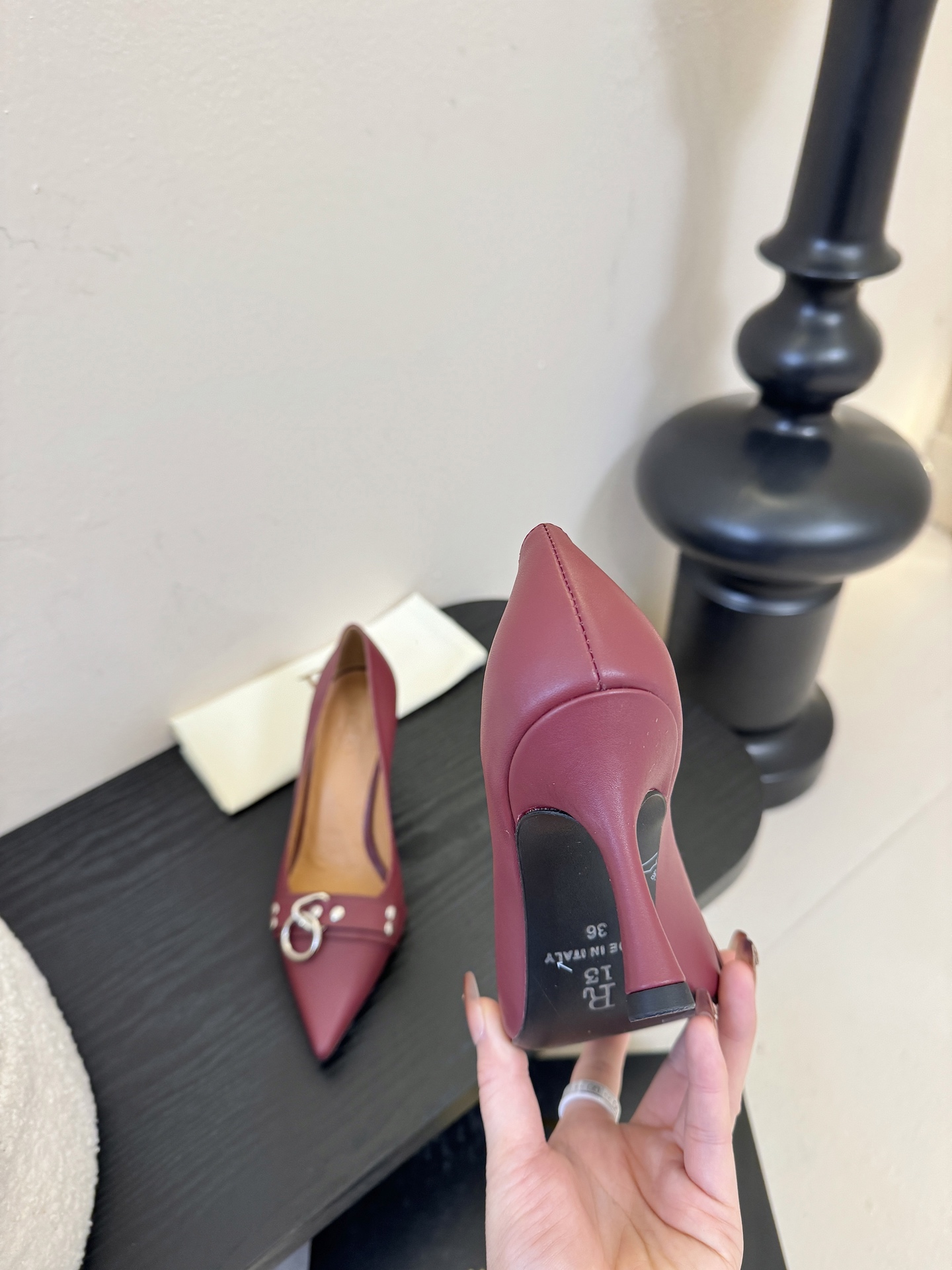 R13 26春夏走秀款 简易复古五金扣饰尖头高跟单鞋后空凉鞋系列！ 一款‮神⁠封‬‎的早春凉鞋‬‎ ‮约